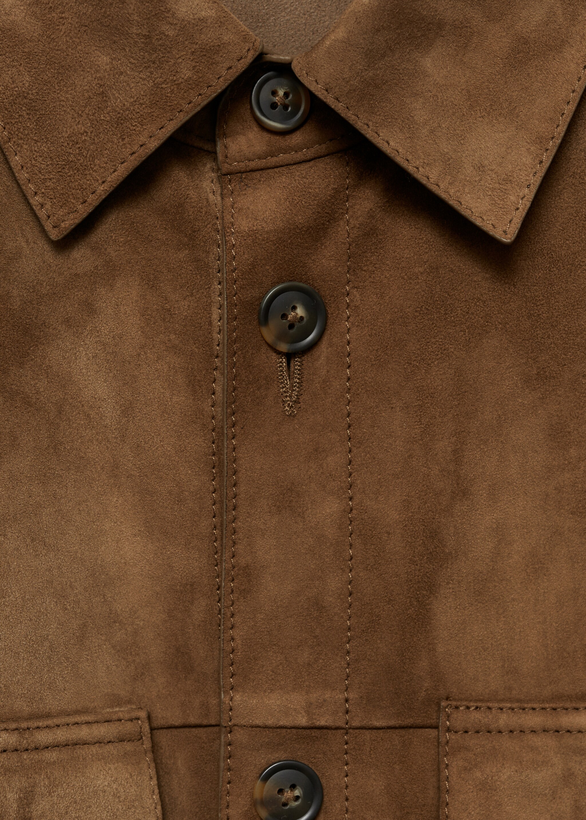 Overshirt aus 100 % Wildleder mit Taschen - Detail des Artikels 8, Tobacco-Braun. Ref: 77084432-00.