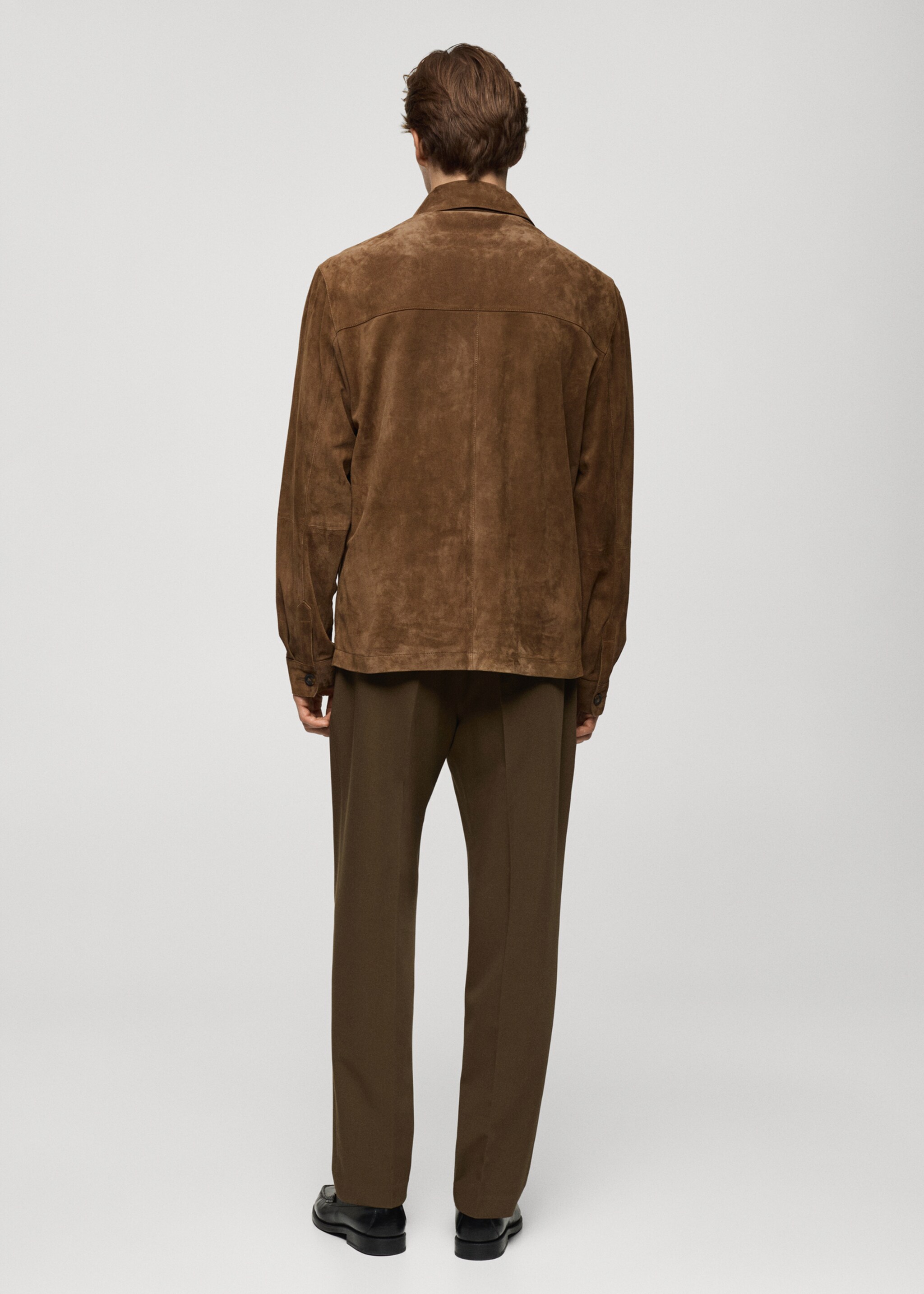 Overshirt aus 100 % Wildleder mit Taschen - Rückseite des Artikels, Tobacco-Braun. Ref: 77084432-00.