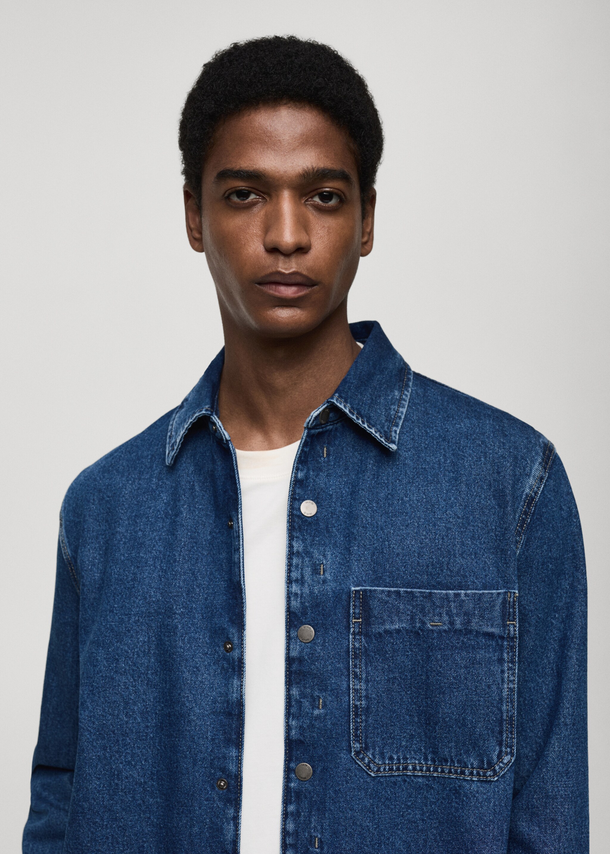 Denim overjasje met zak - Detail van het artikel 1, Middenblauw. Ref: 77084439-00.