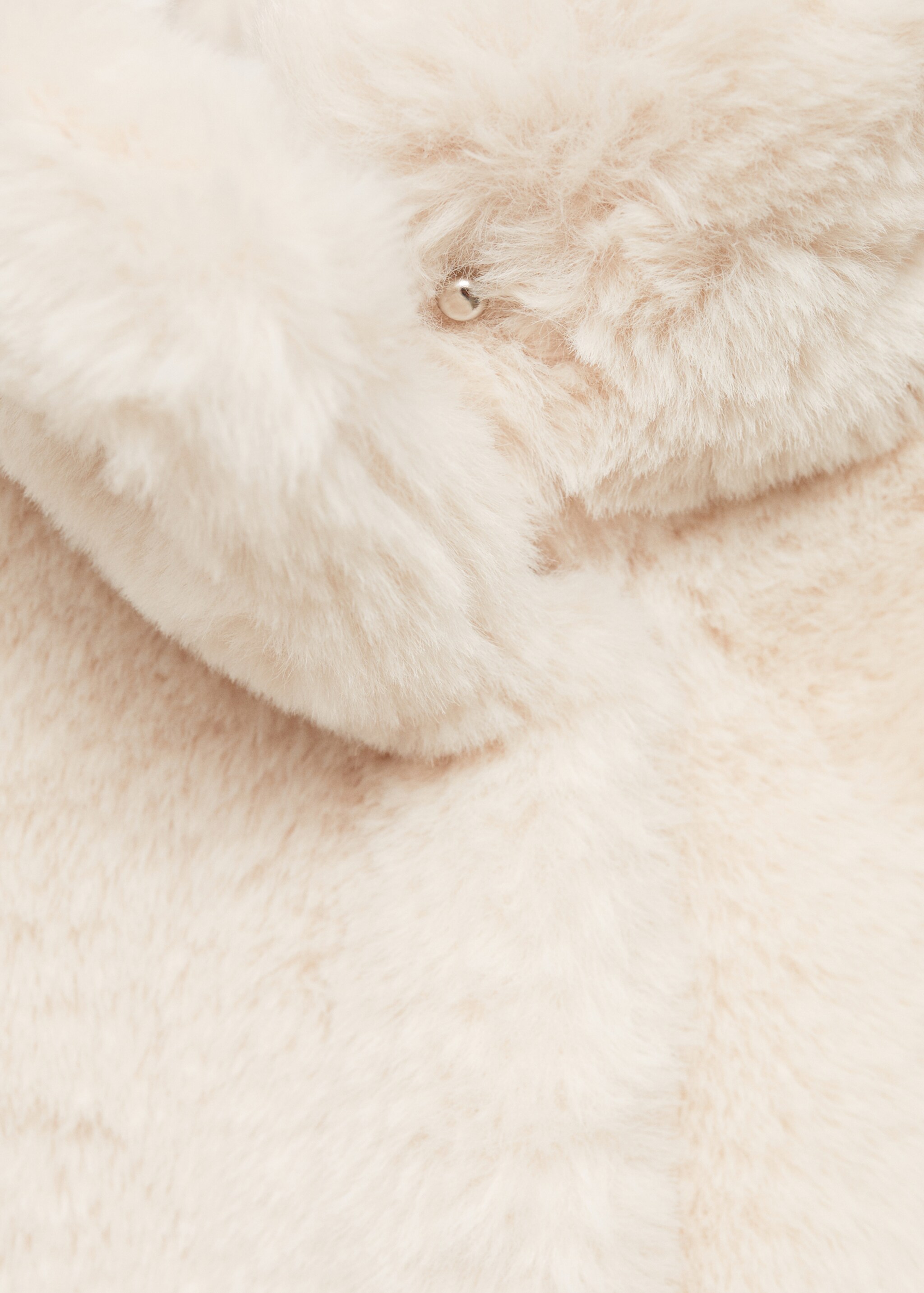 Fur-effect gilet with pockets - Details of the article 8, Ecru. Ref: 77084759-00.