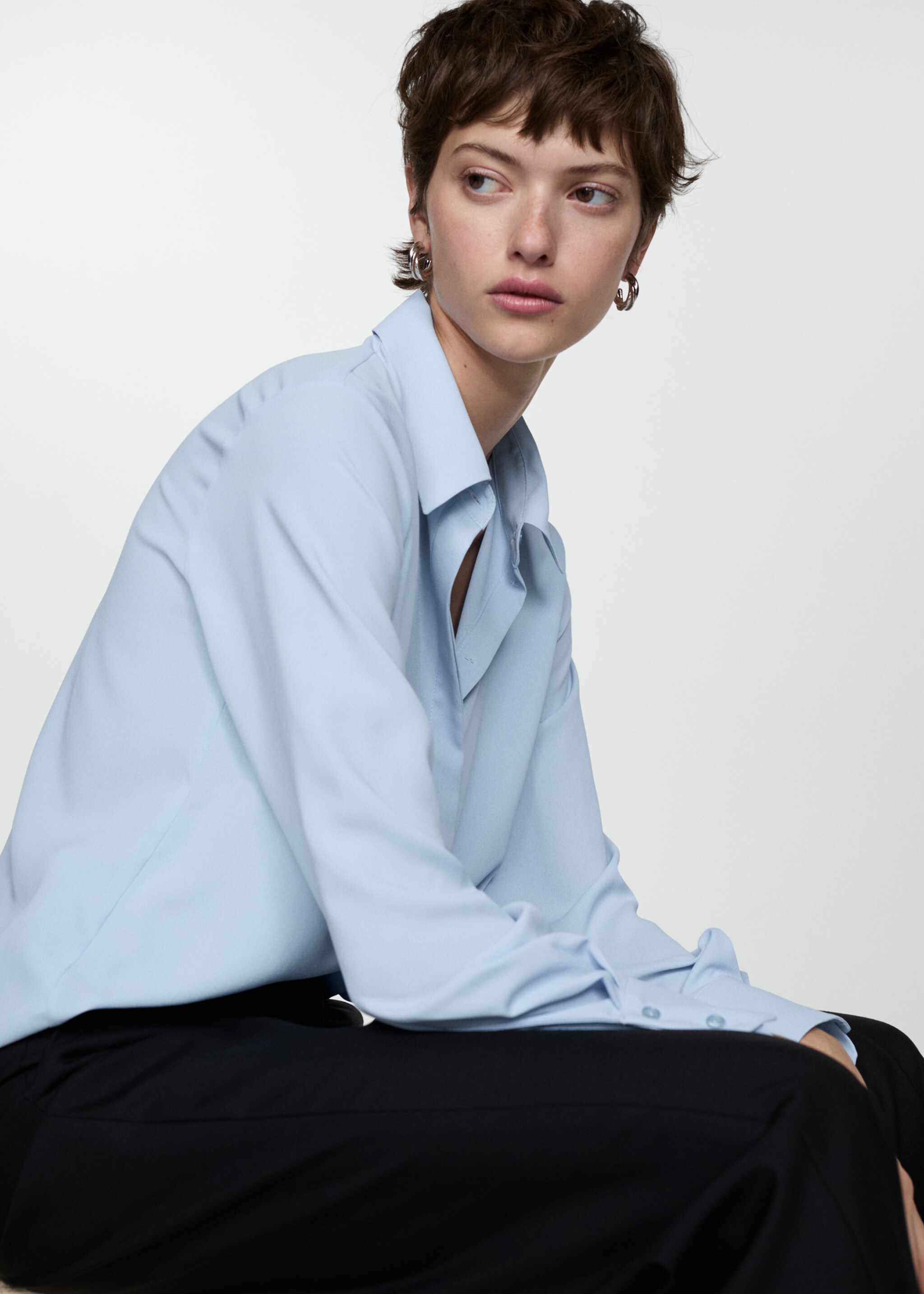 Camisa manga larga fluida - Detalle del artículo 2, Azul celeste. Ref: 77085628-00.
