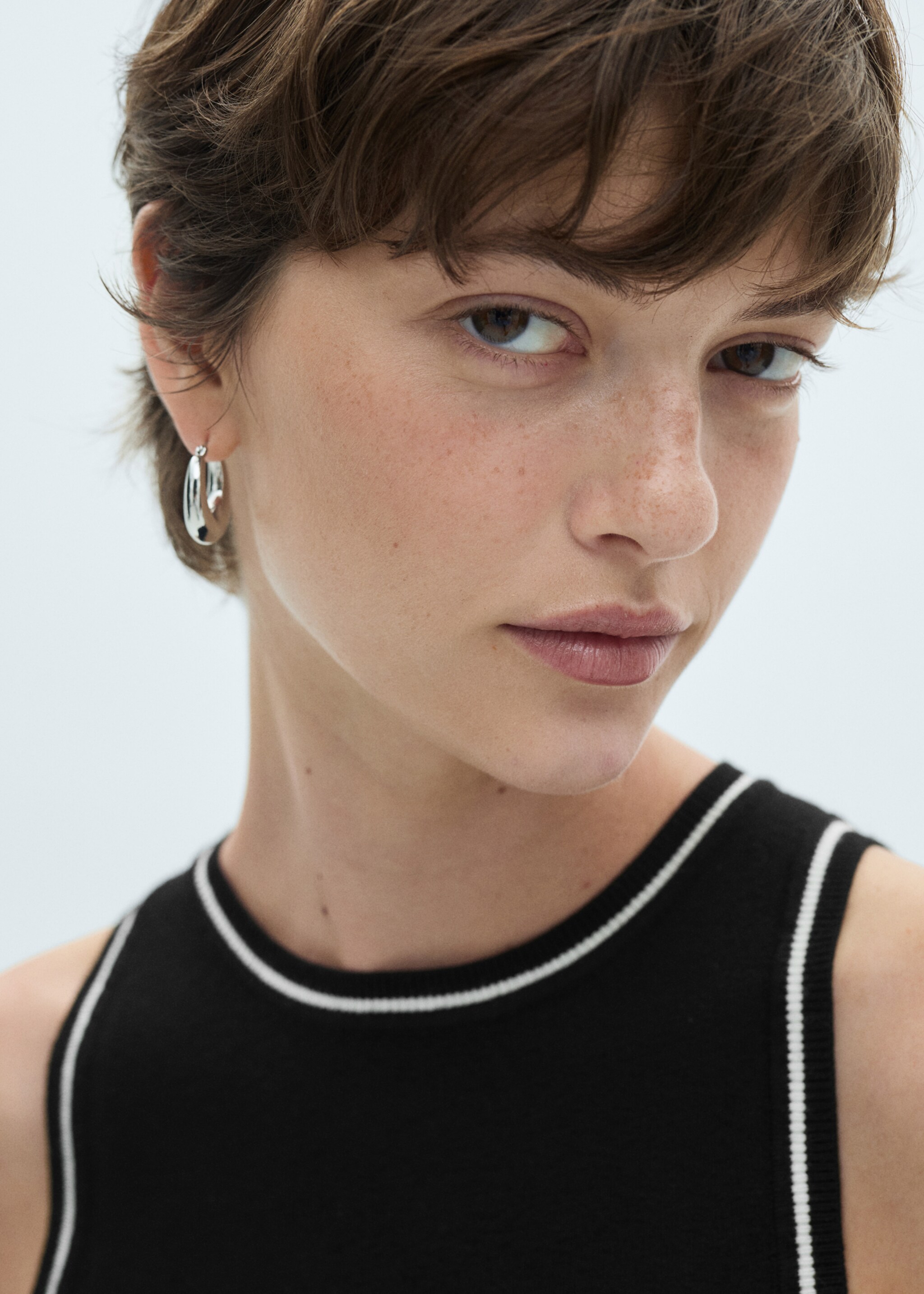 Knitted top with contrast details - Details of the article 1, Black. Ref: 77085651-00.
