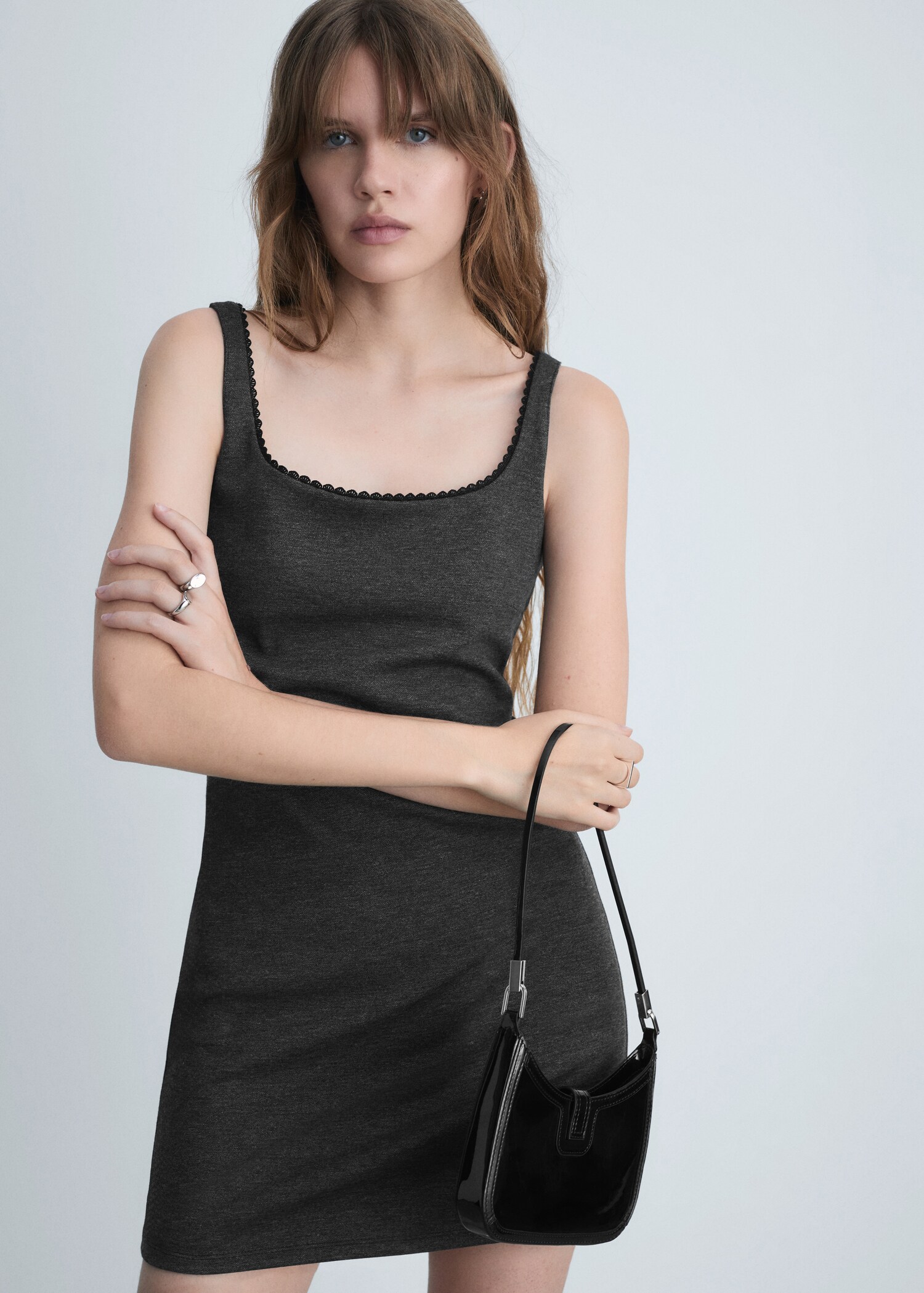 Vestido detalles encaje - Plano medio