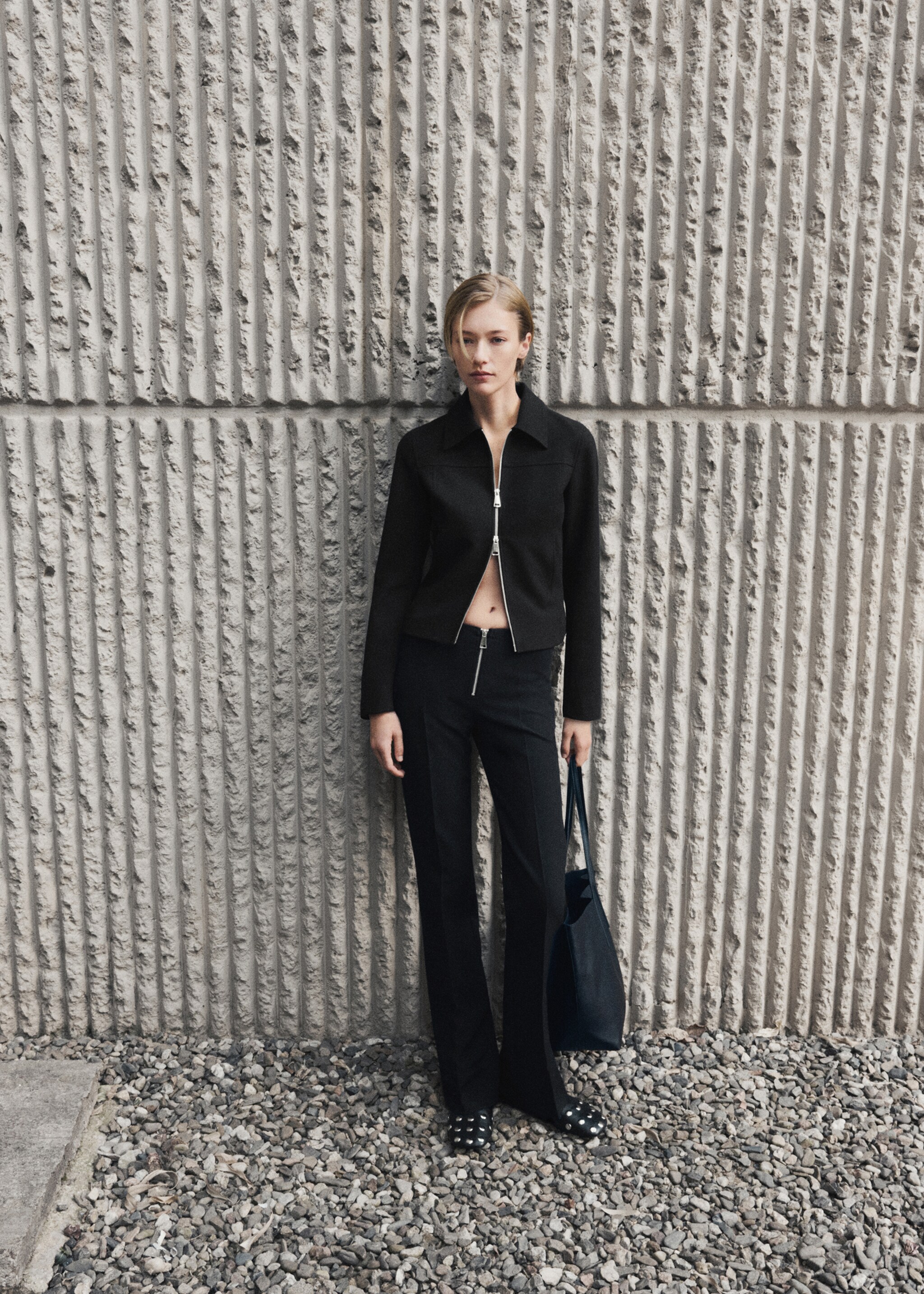 Flared trousers with zip - Details of the article 6, Black. Ref: 77085657-00.