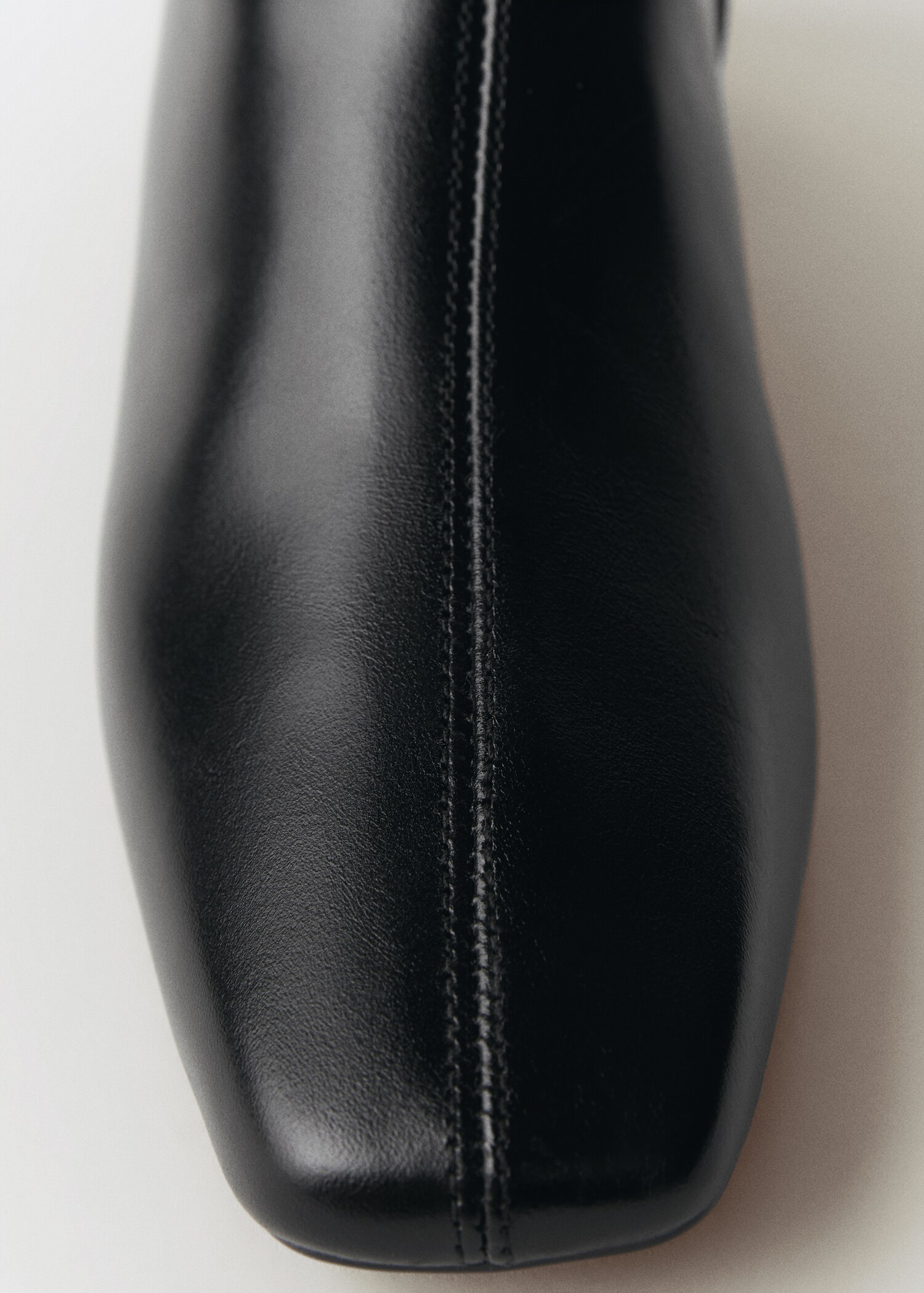 Leather heeled boots - Details of the article 1