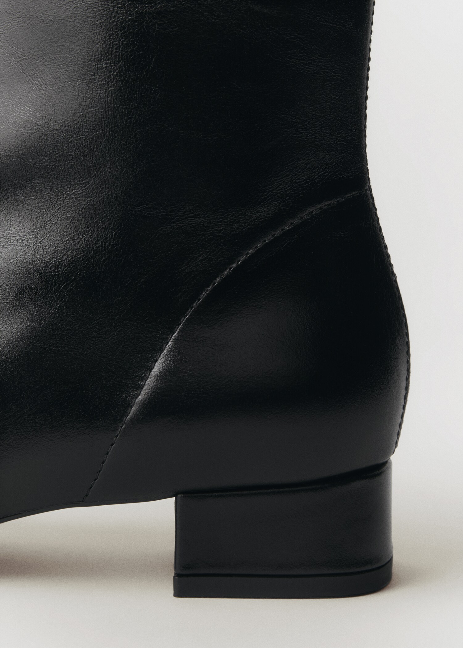 Leather heeled boots - Details of the article 2