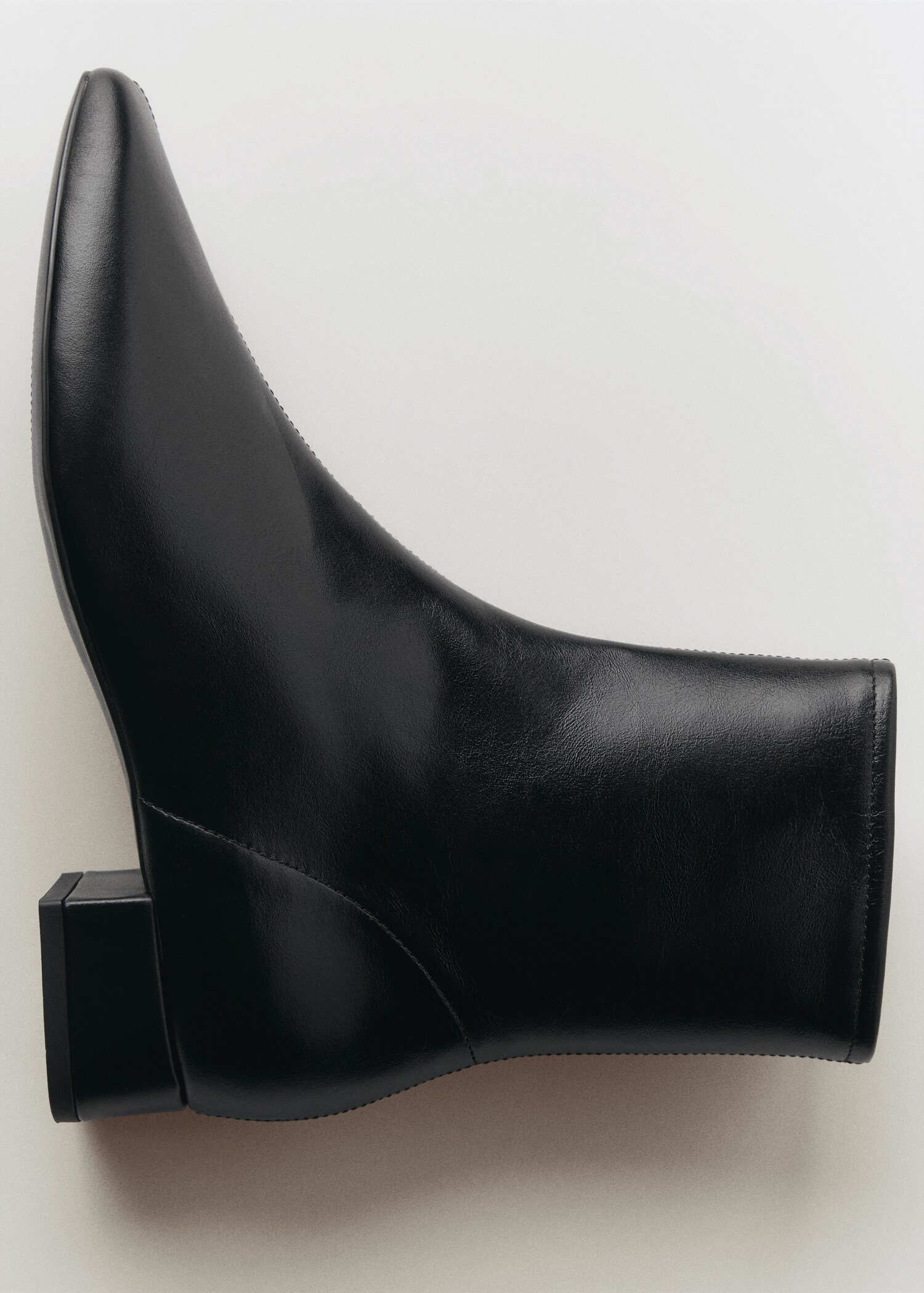 Leather heeled boots - Details of the article 3