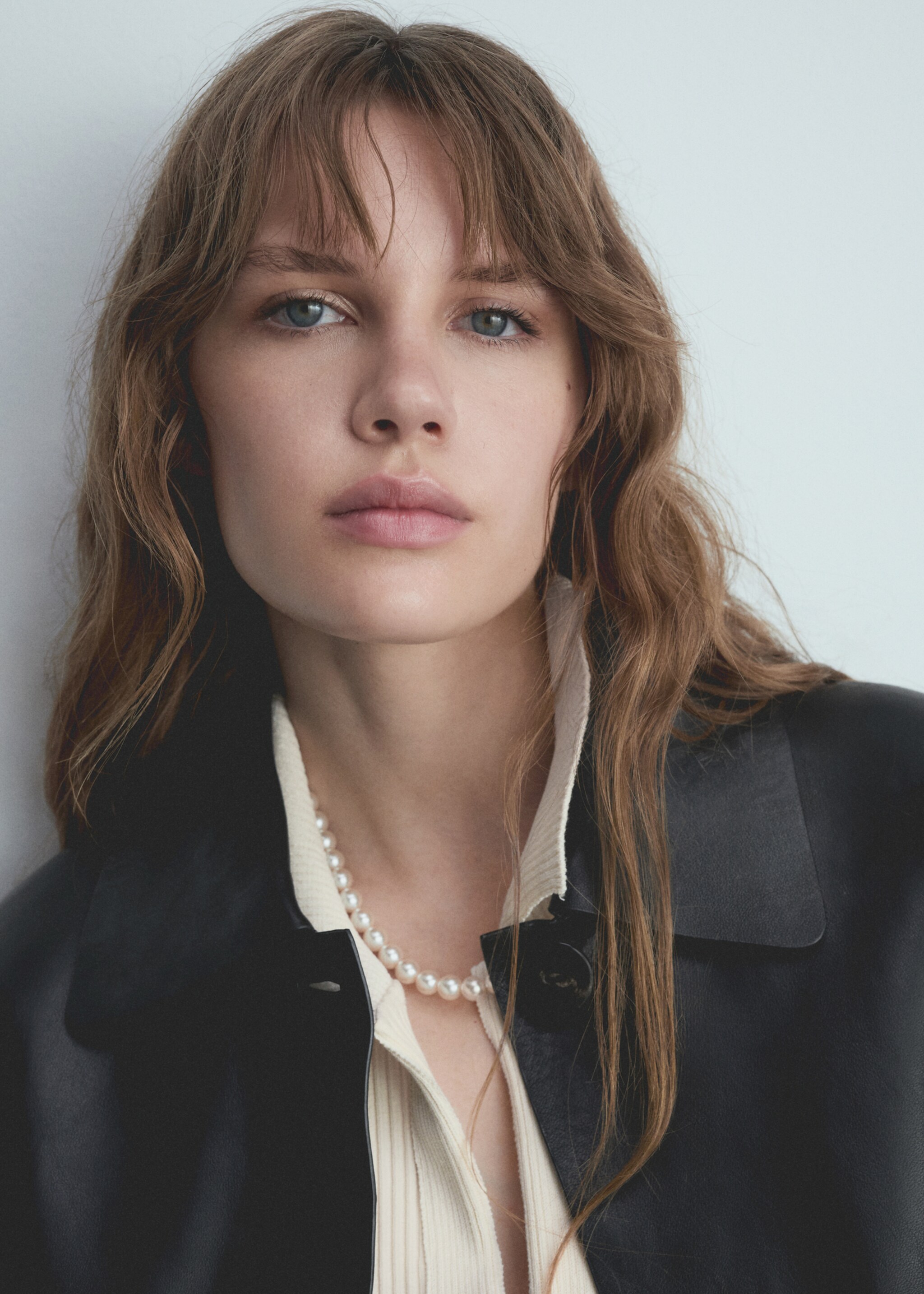 Ribbed cardigan with hooks - Details of the article 1, Ecru. Ref: 77085669-00.