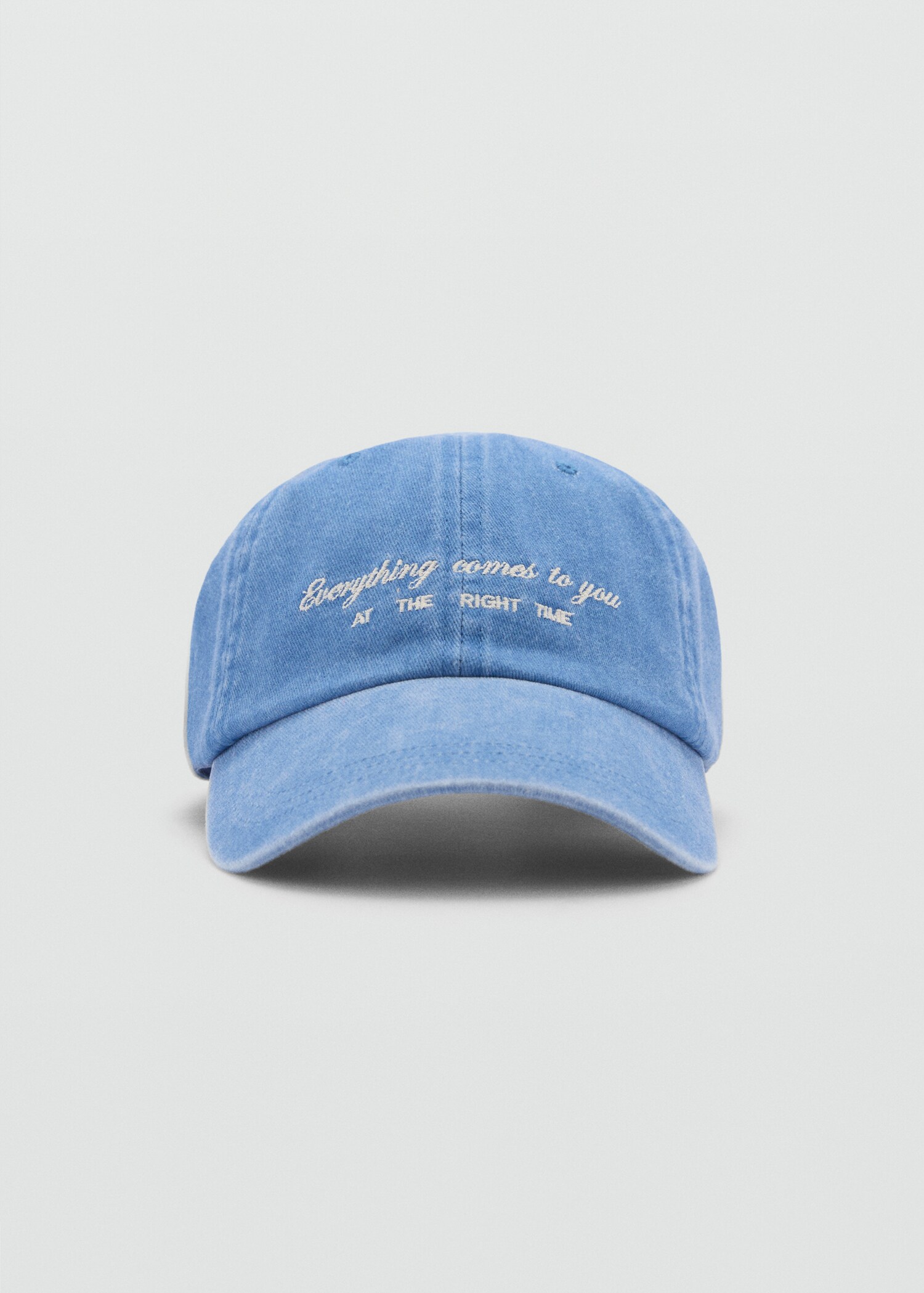 Gorra detalle bordado - Plano medio