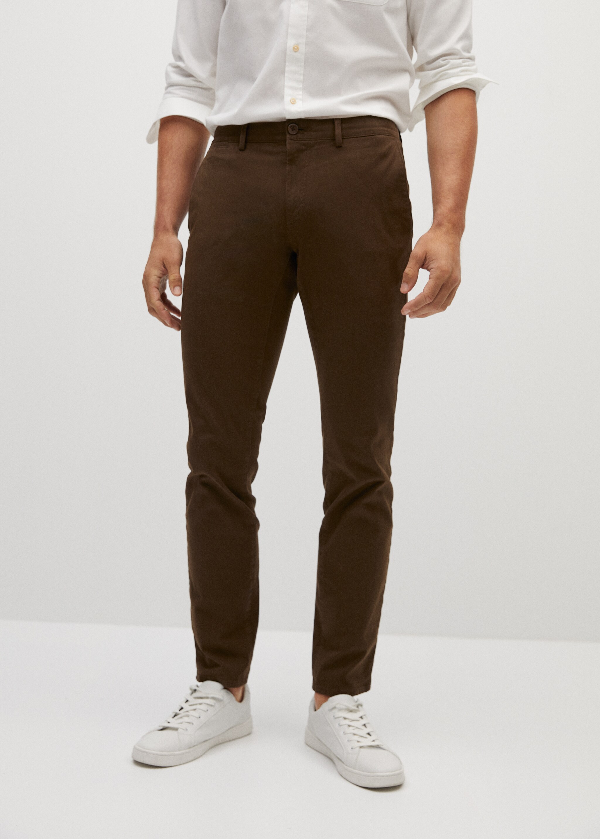 Pantalón chino slim fit premium - Plano medio