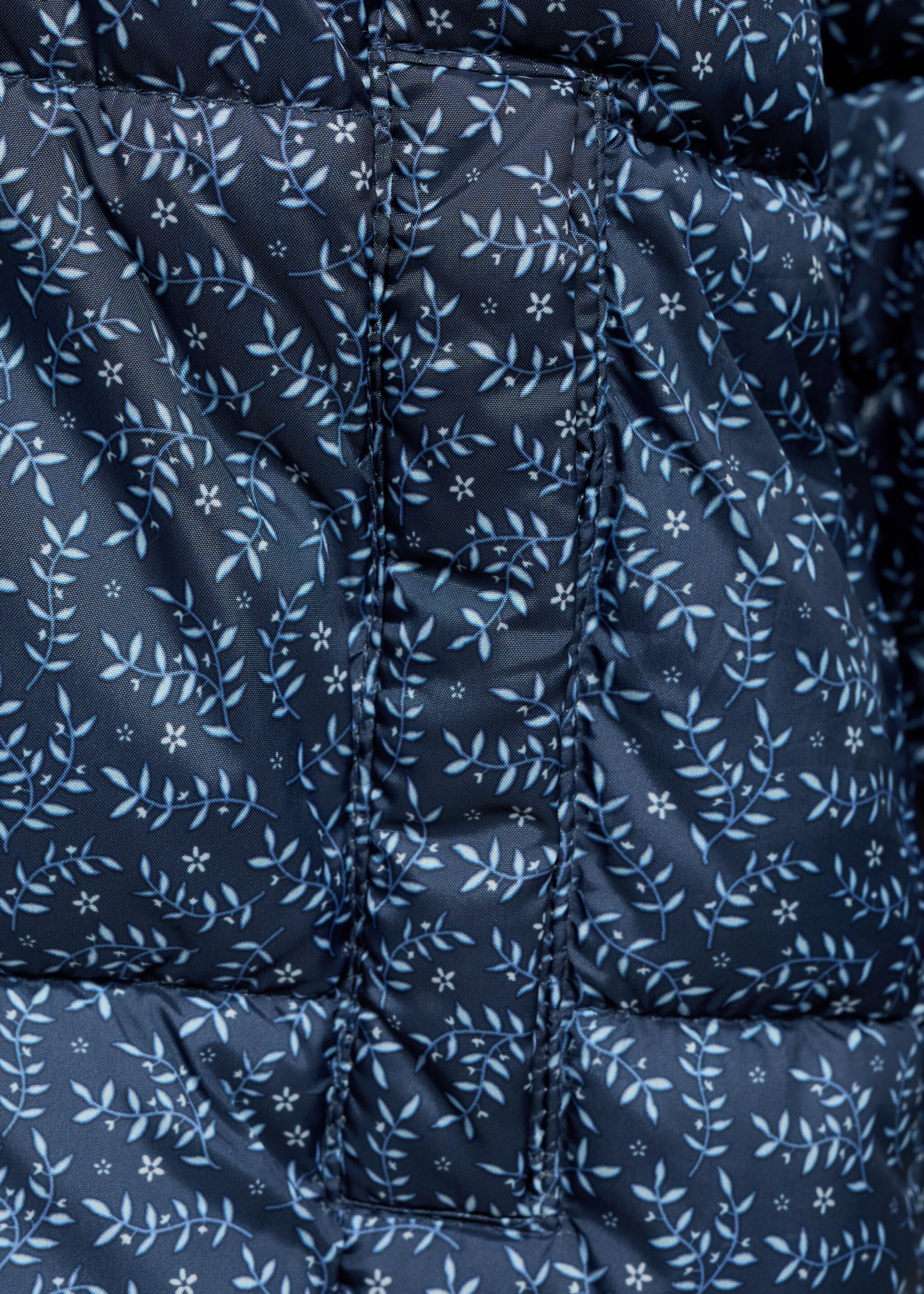 Prošívaný anorak s květinovým potiskem - Detail zboží 8, Modrá. Ref: 77085994-00.