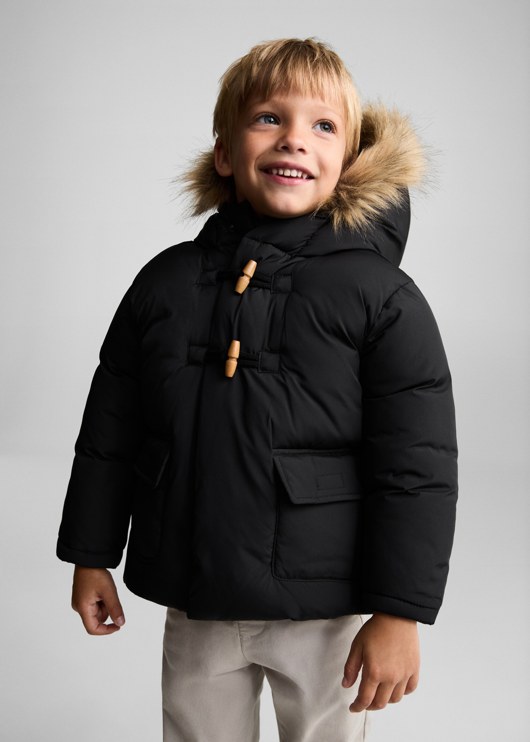 Gewatteerde anorak met capuchon met imitatiebont - Middenvlak, Zwart. Ref: 77086336-00.