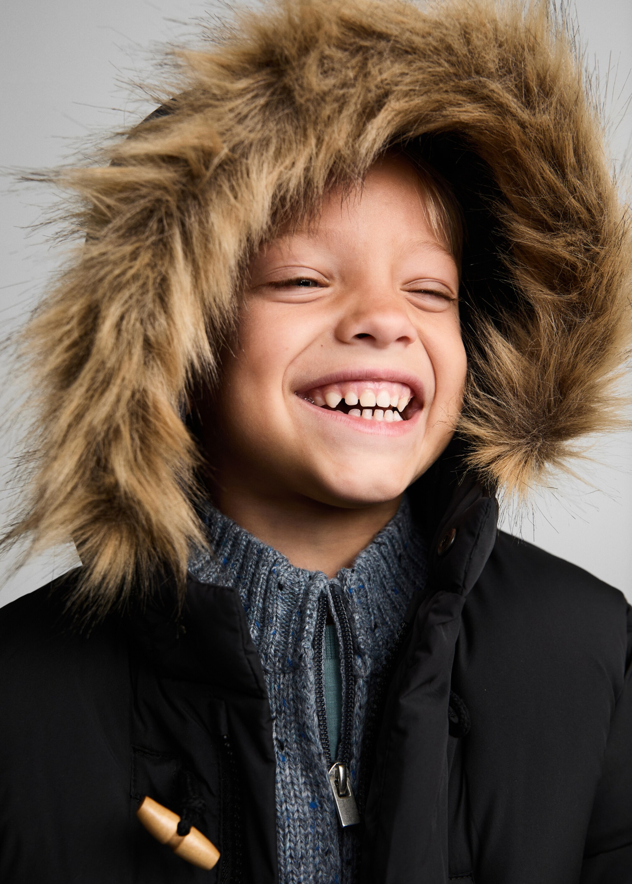 Gewatteerde anorak met capuchon met imitatiebont - Detail van het artikel 1, Zwart. Ref: 77086336-00.
