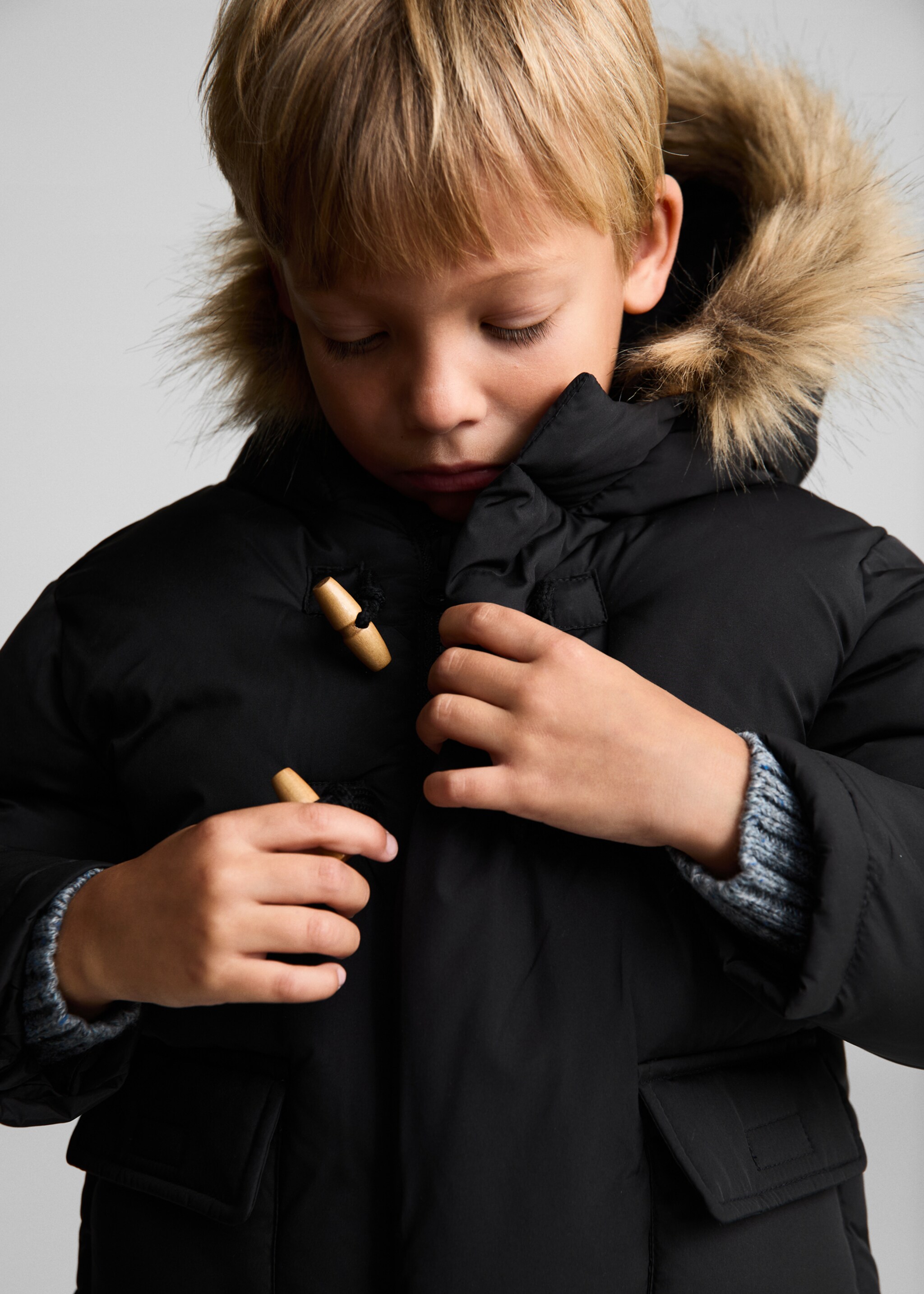 Gewatteerde anorak met capuchon met imitatiebont - Detail van het artikel 4, Zwart. Ref: 77086336-00.