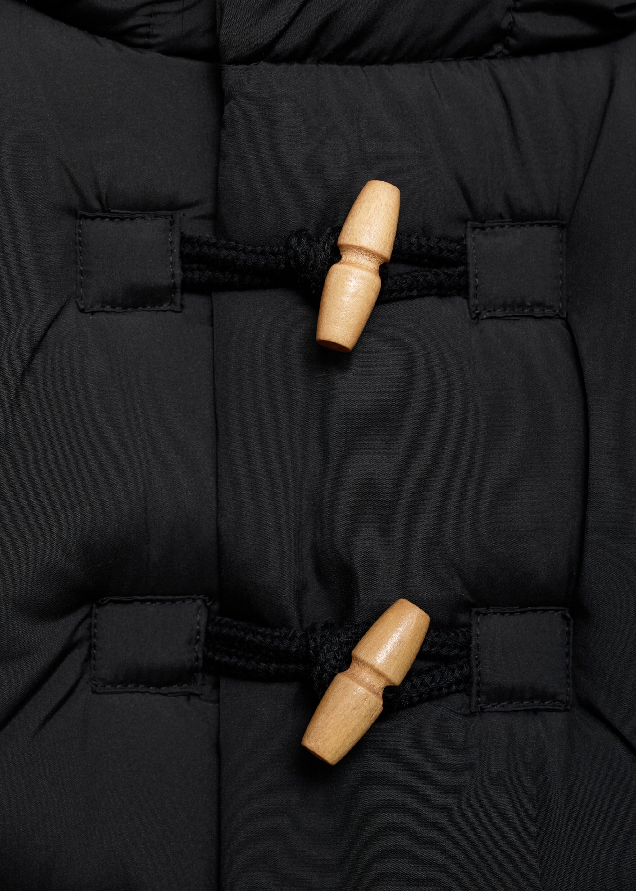Gewatteerde anorak met capuchon met imitatiebont - Detail van het artikel 8, Zwart. Ref: 77086336-00.