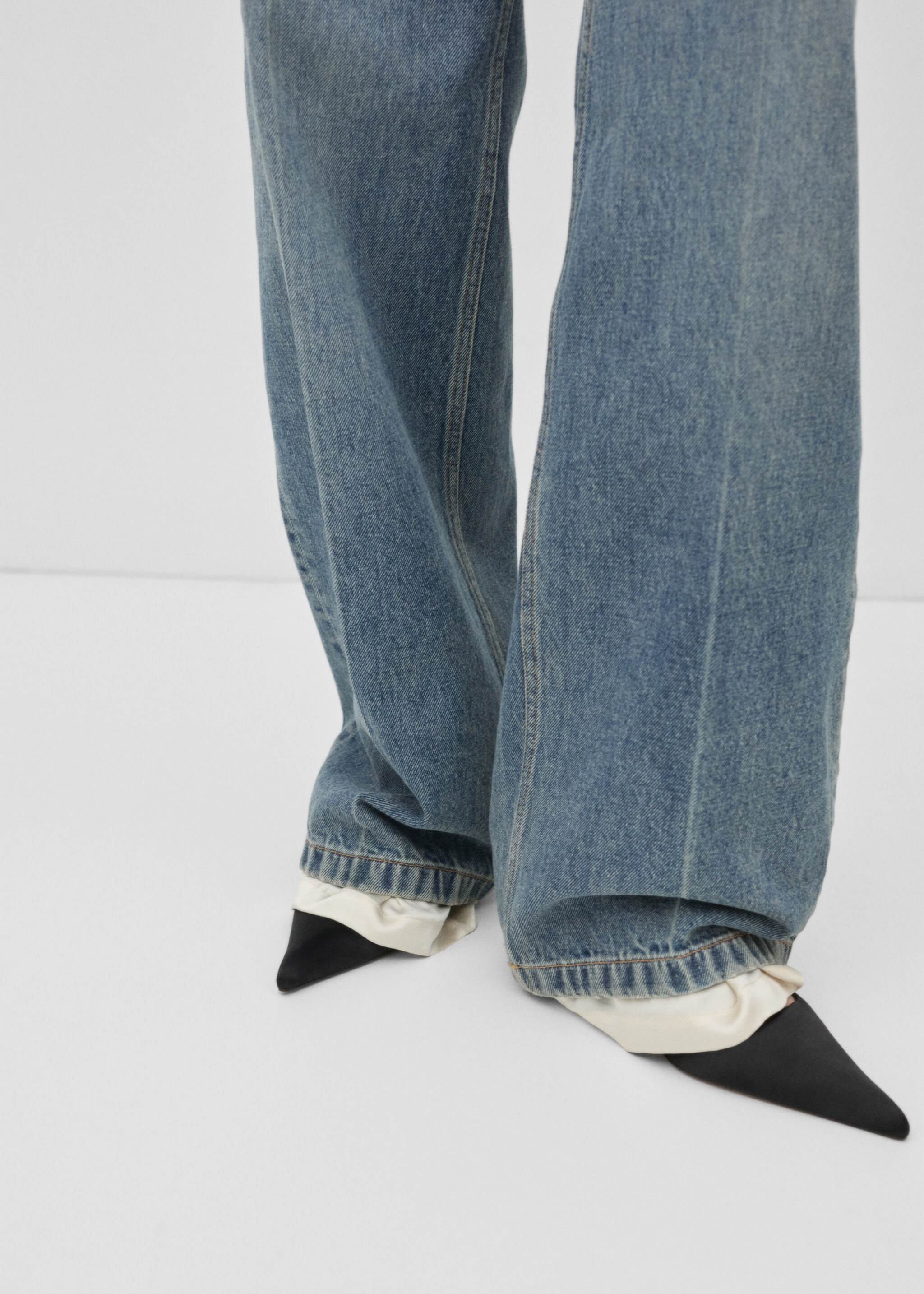 Low waist wide leg jeans - Details of the article 6, Medium Blue. Ref: 77086354-00.