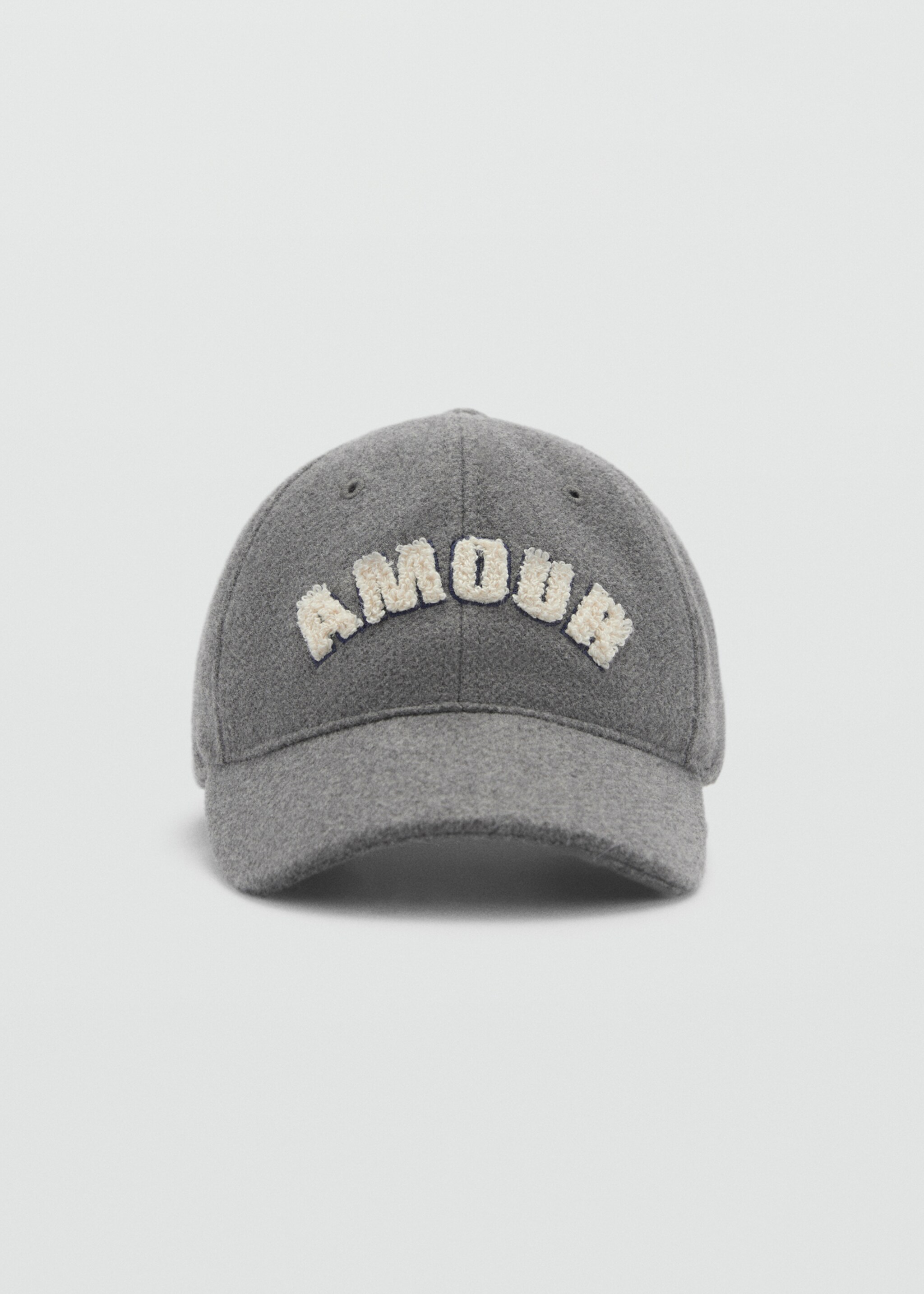 Casquette détail tissu moutonné - Plan moyen