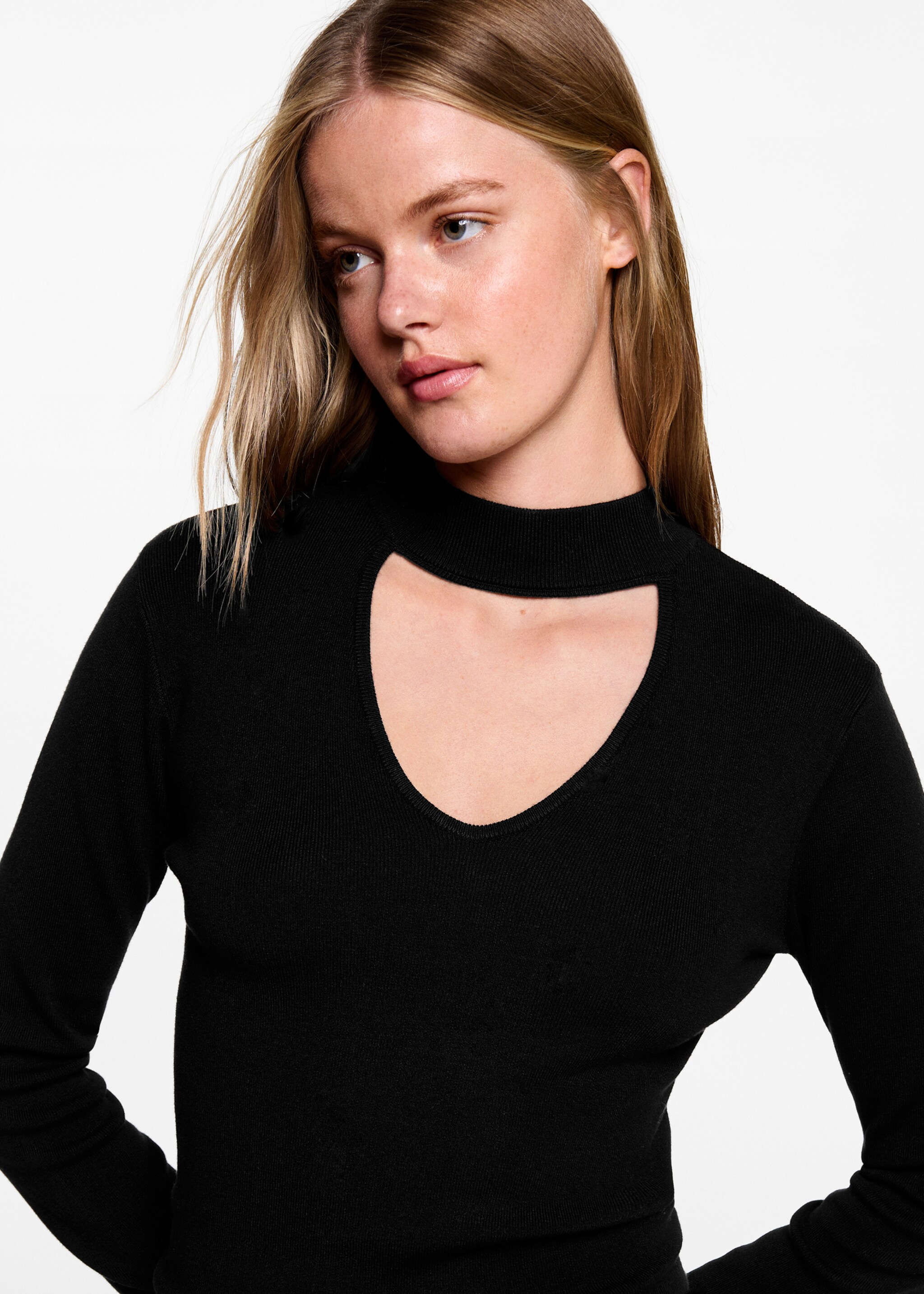 Cut-out back crop T-shirt - Details of the article 1, Black. Ref: 77086736-00.