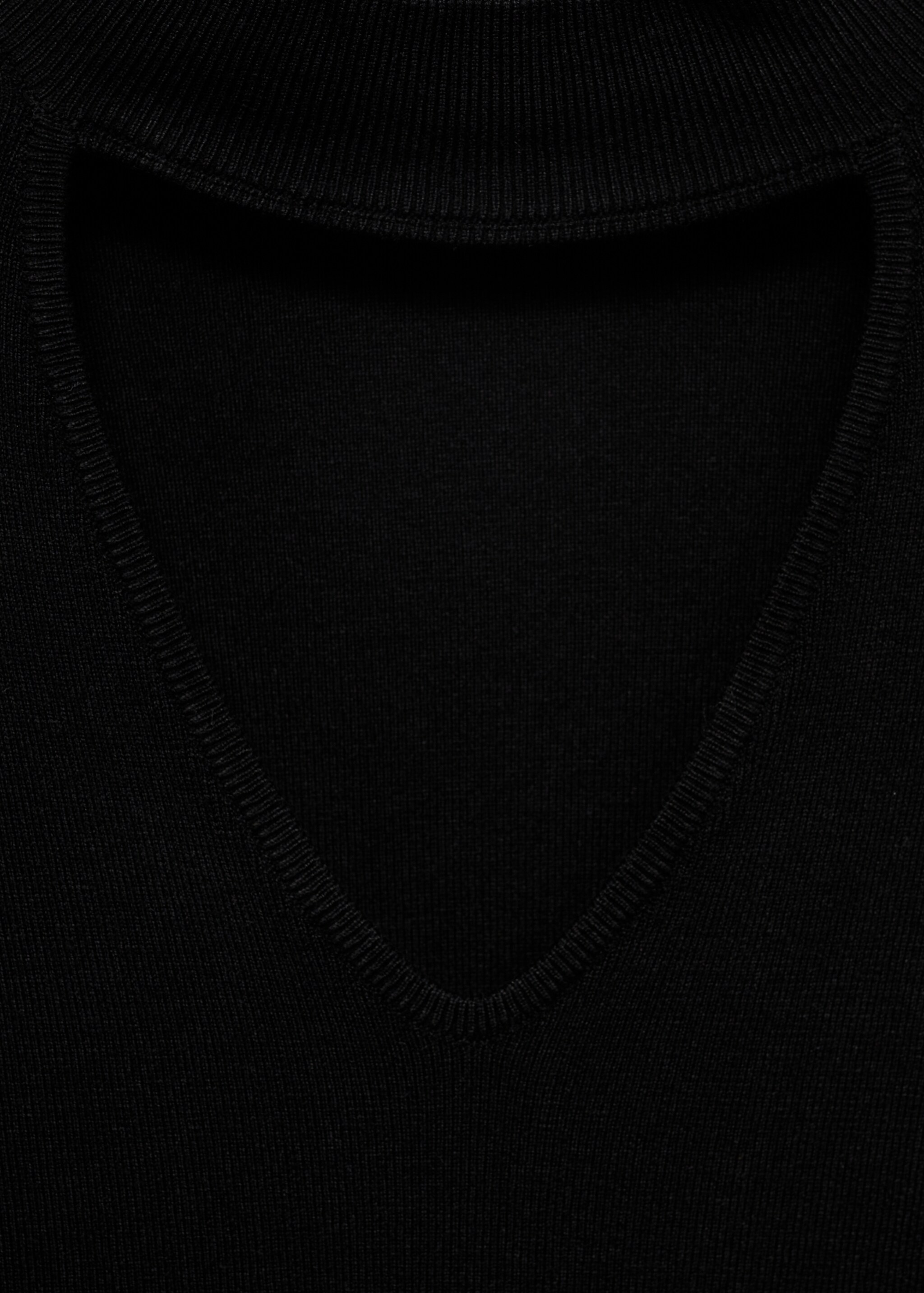 Cut-out back crop T-shirt - Details of the article 8, Black. Ref: 77086736-00.
