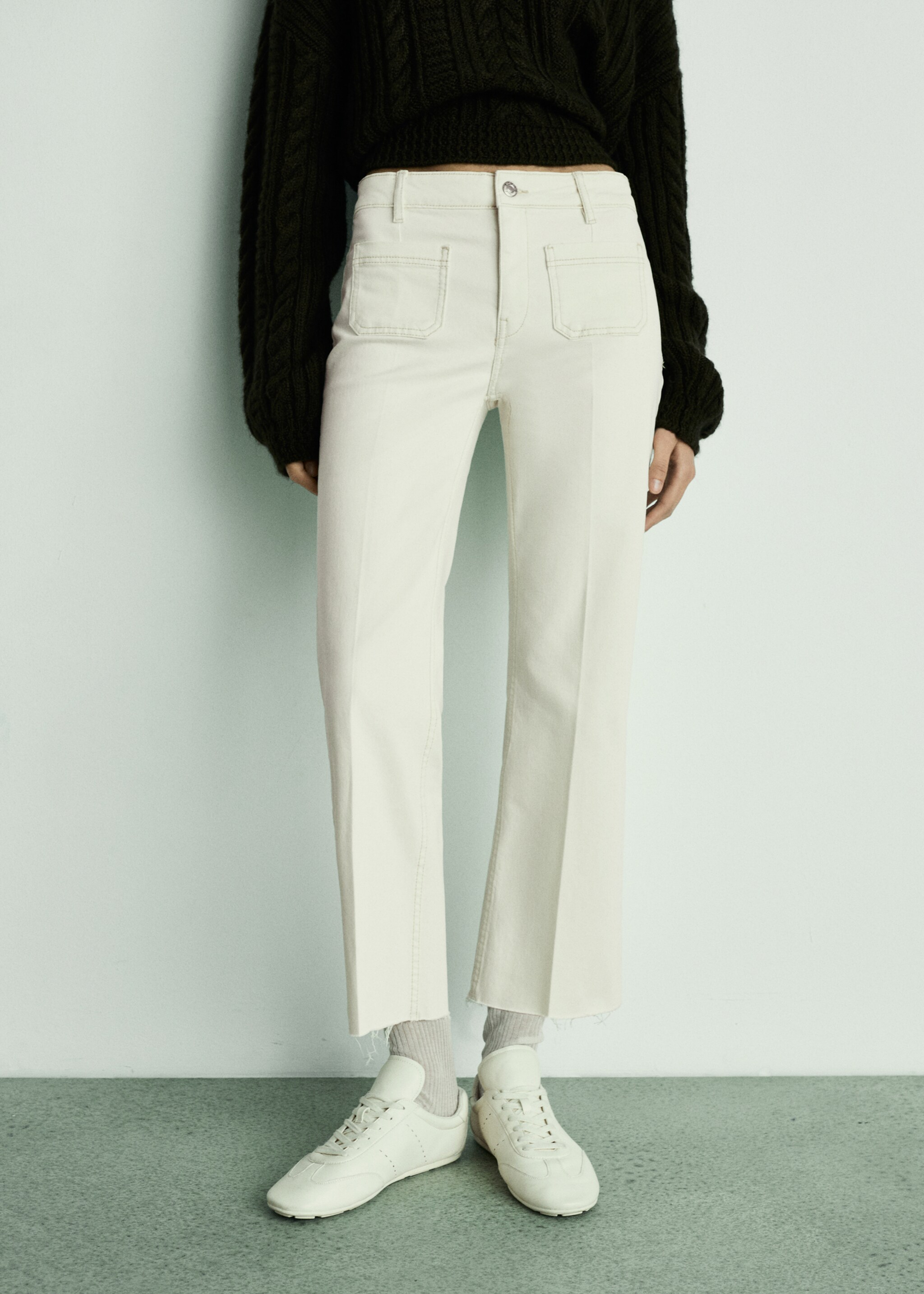 Jean flare crop poches - Plan moyen, Blanc cassé. Ref: 77086738-00.