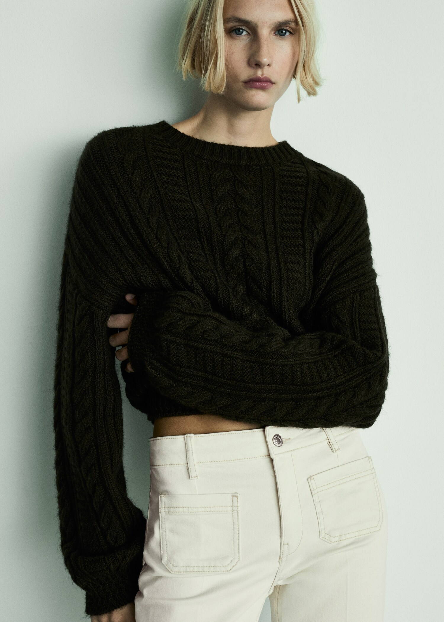 Flared cropped jeans with pockets - Details of the article 1