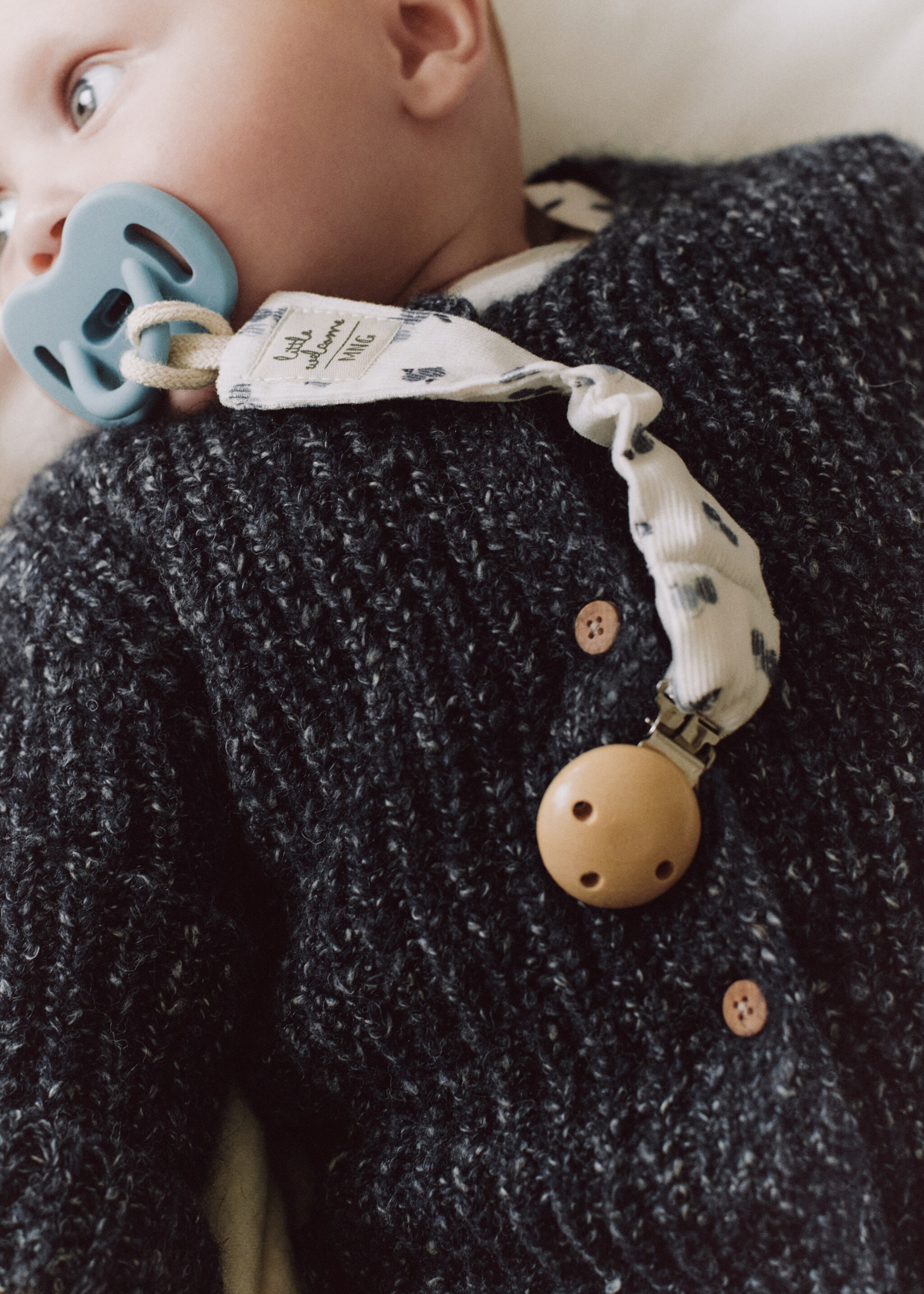 Printed brooch pacifier holder - Details of the article 5, Off White. Ref: 77086748-00.