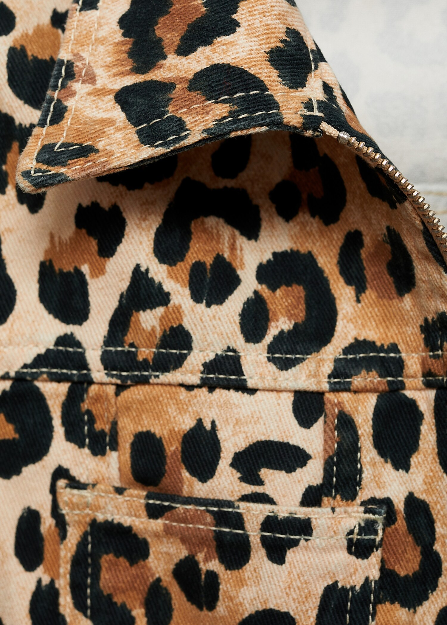 Jacke mit Doppelreißverschluss und Leopardenmuster - Detail des Artikels 0