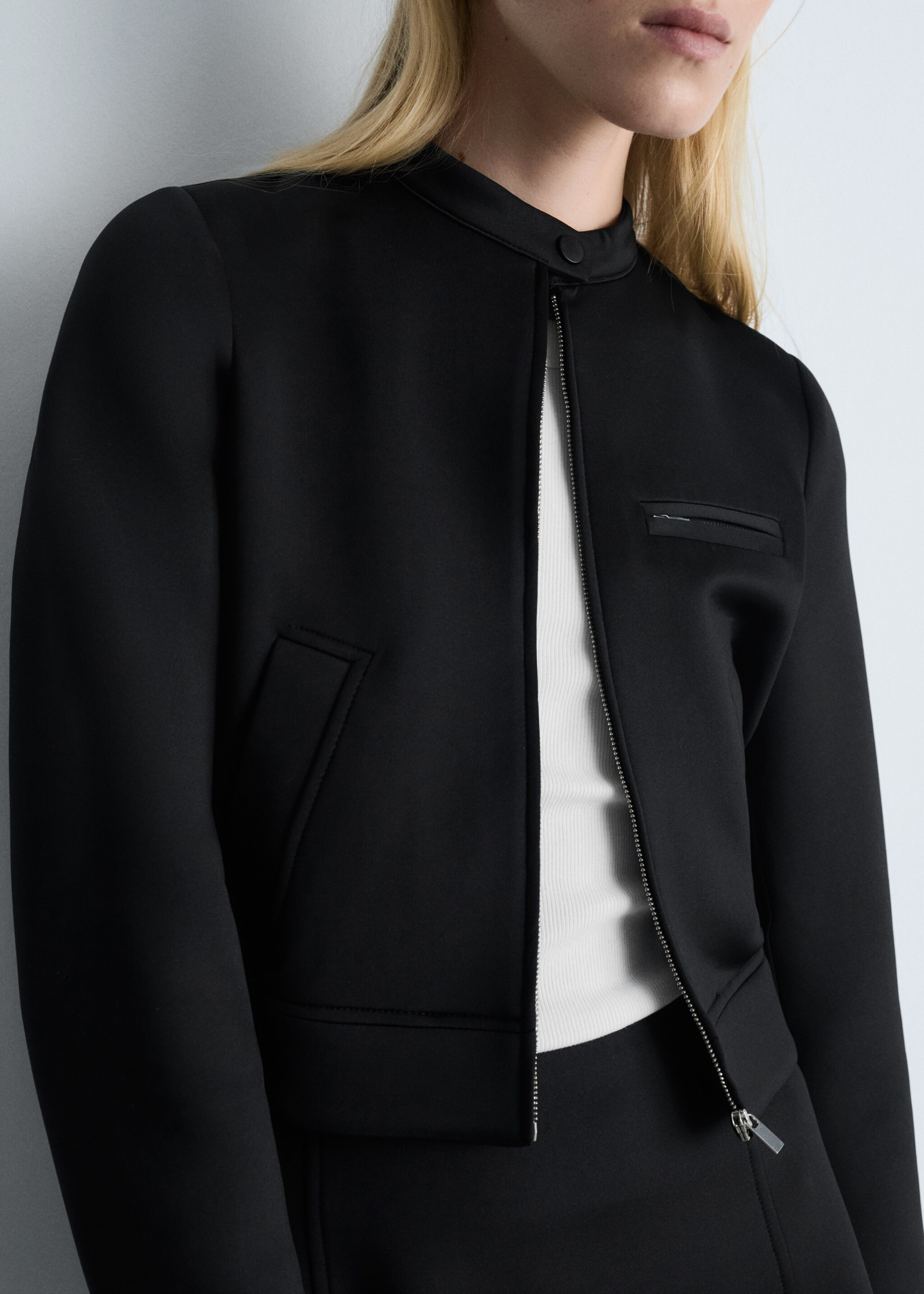Cropped jacket with pockets - Details of the article 6, Black. Ref: 77086755-00.