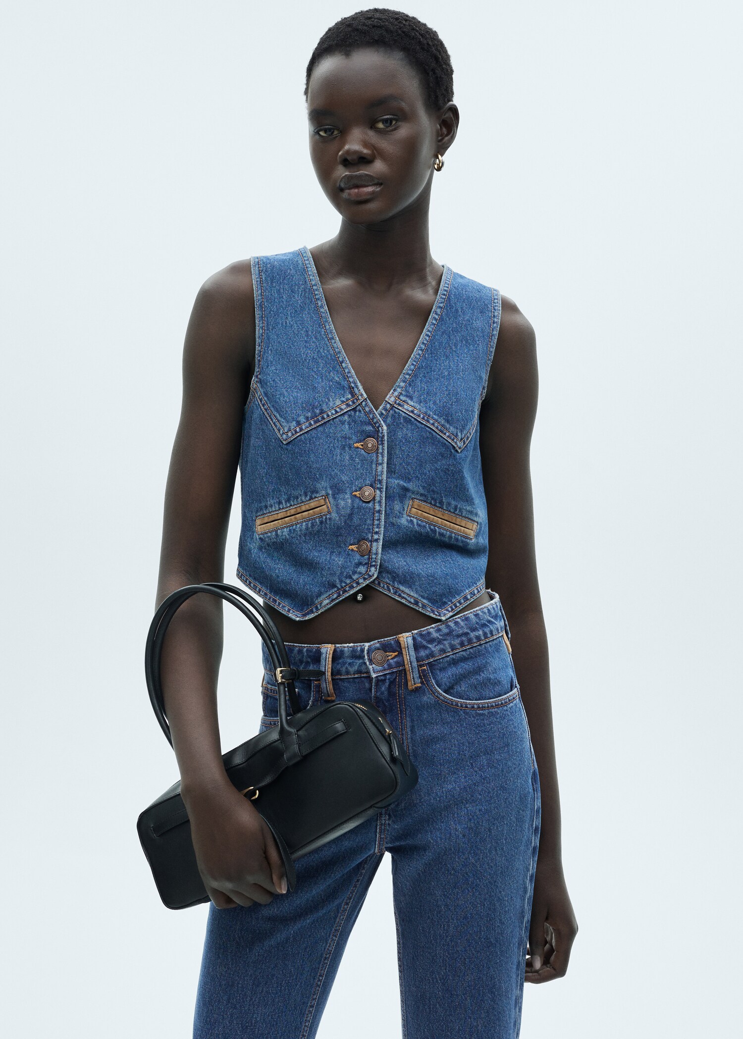 Jeansweste mit Kontrastdetails - Mittlere Ansicht