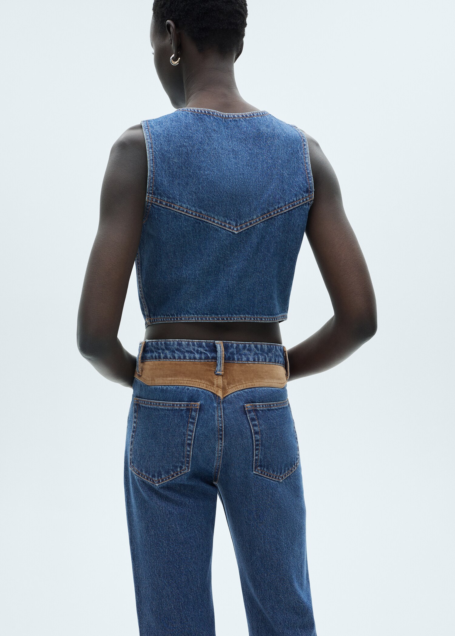 Jeansweste mit Kontrastdetails - Rückseite des Artikels