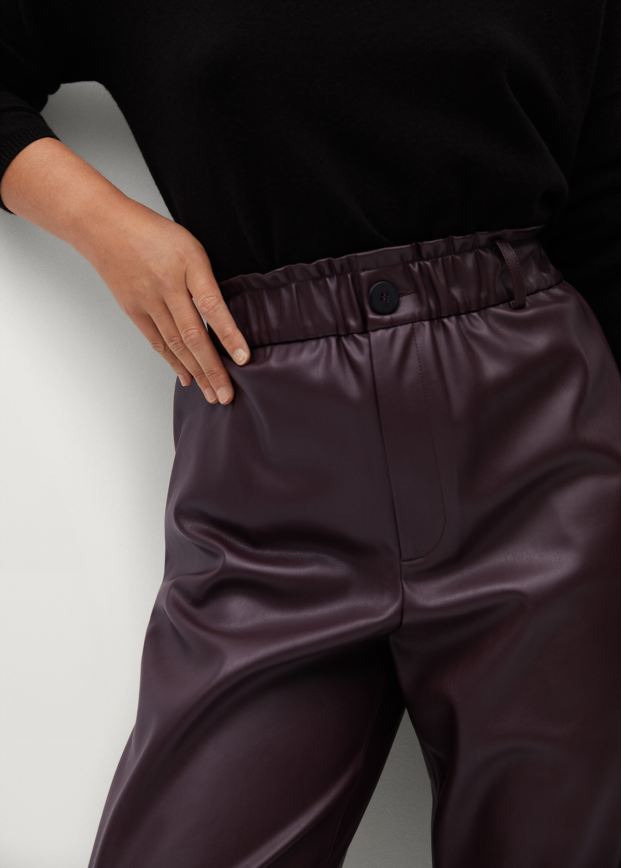 Leather-effect slouchy trousers - Details of the article 2