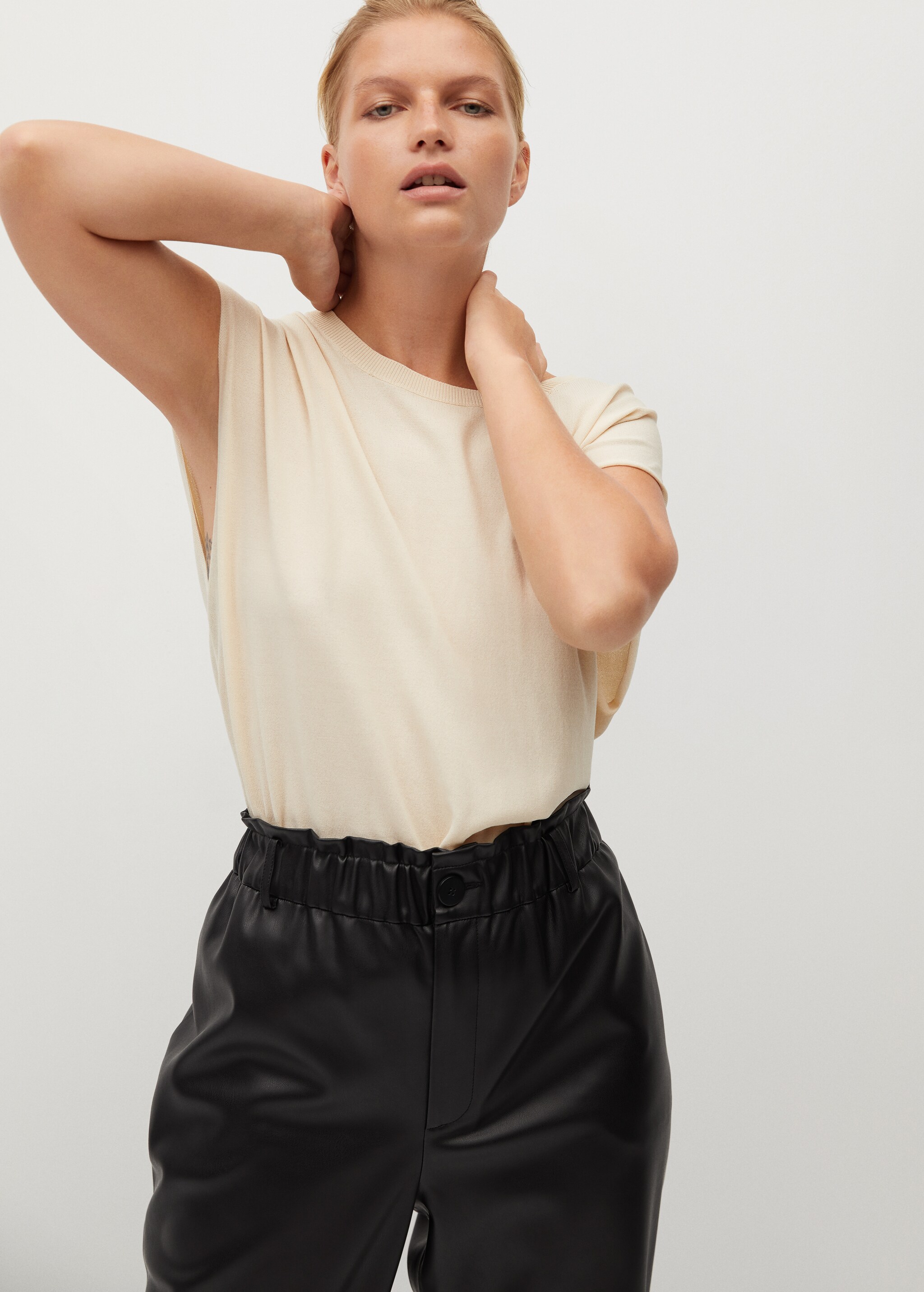 Leather-effect slouchy trousers - Details of the article 2