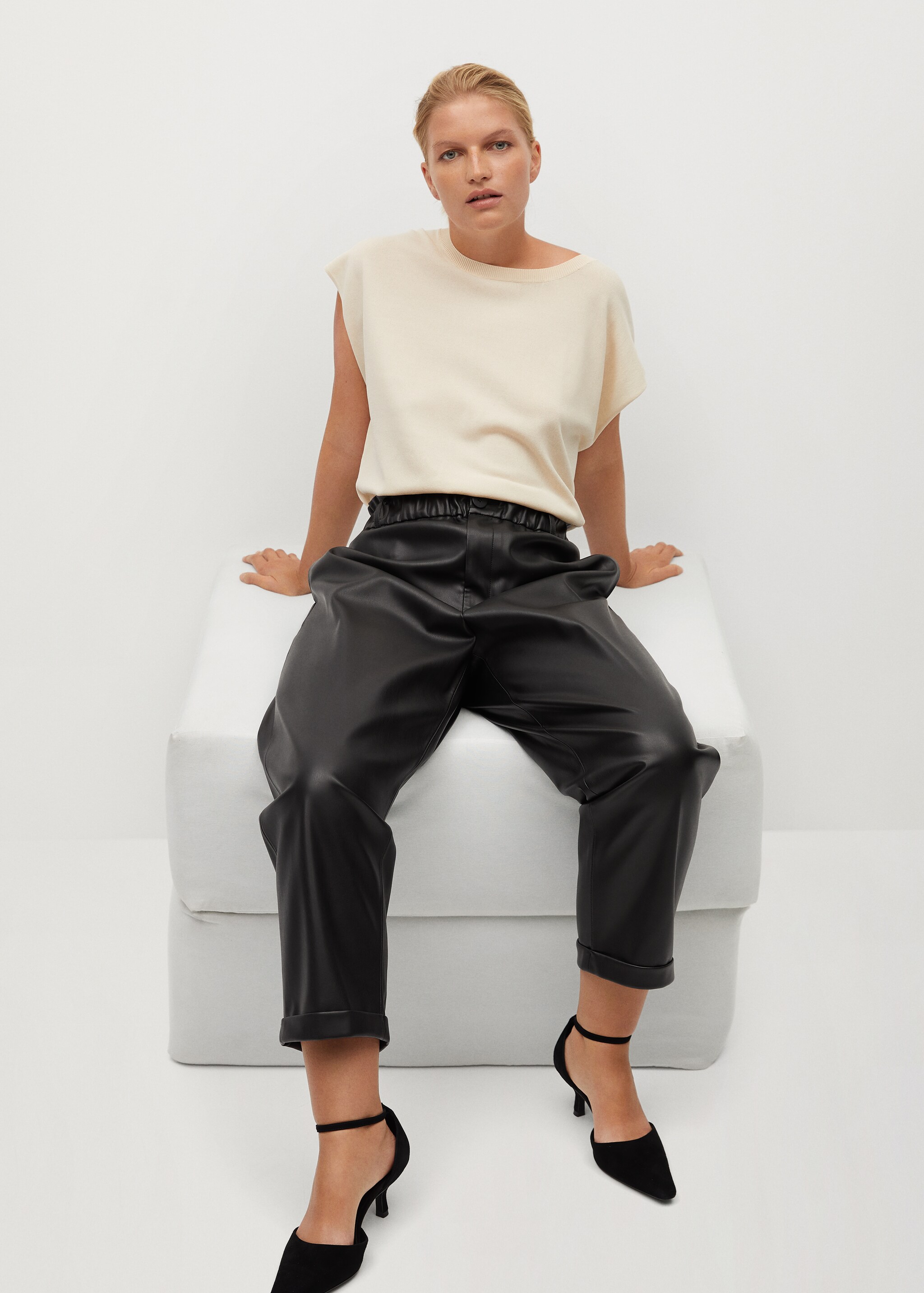 Leather-effect slouchy trousers - Details of the article 3