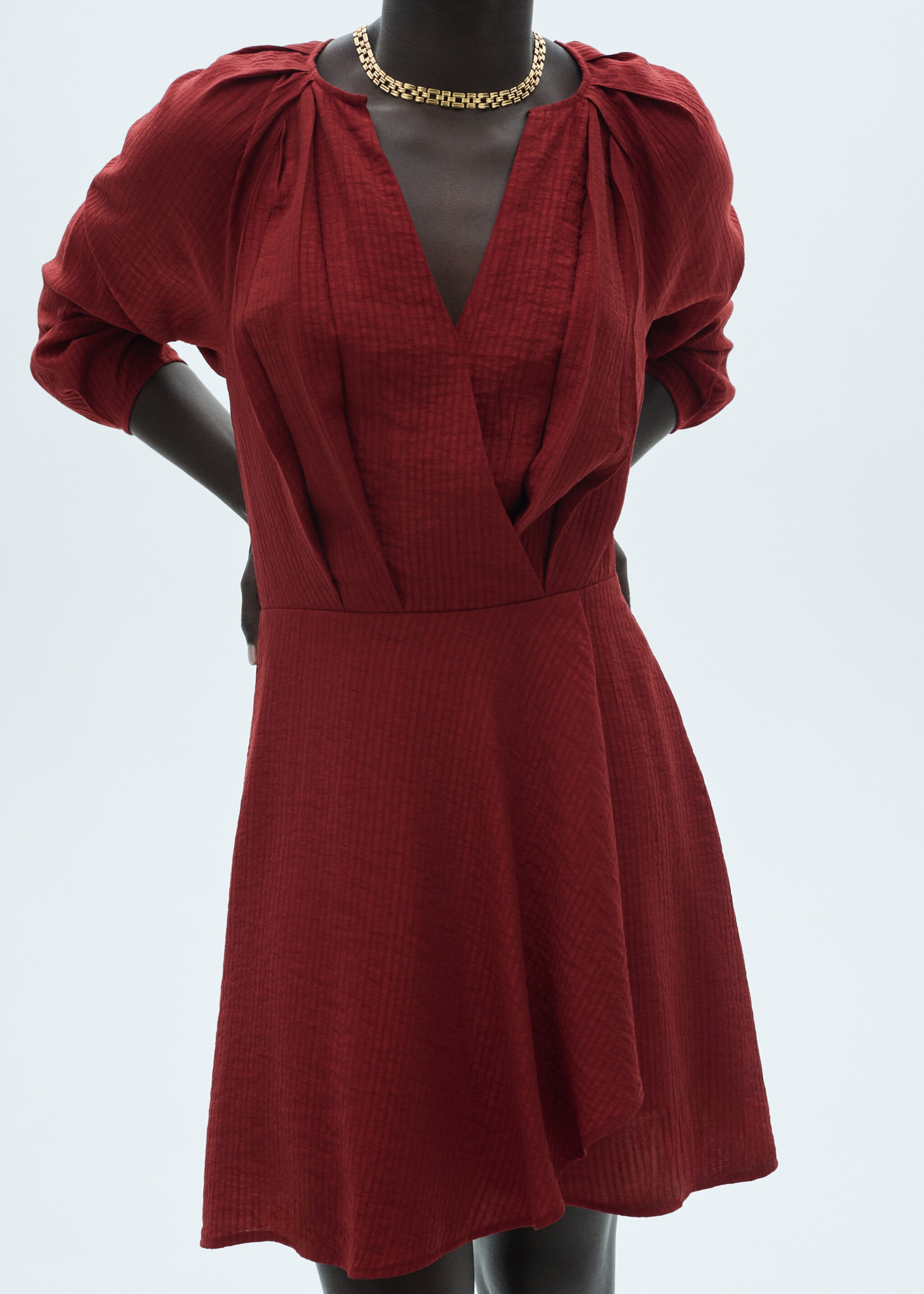 Robe courte texturée - Plan moyen, Grenat. Ref: 77087645-00.