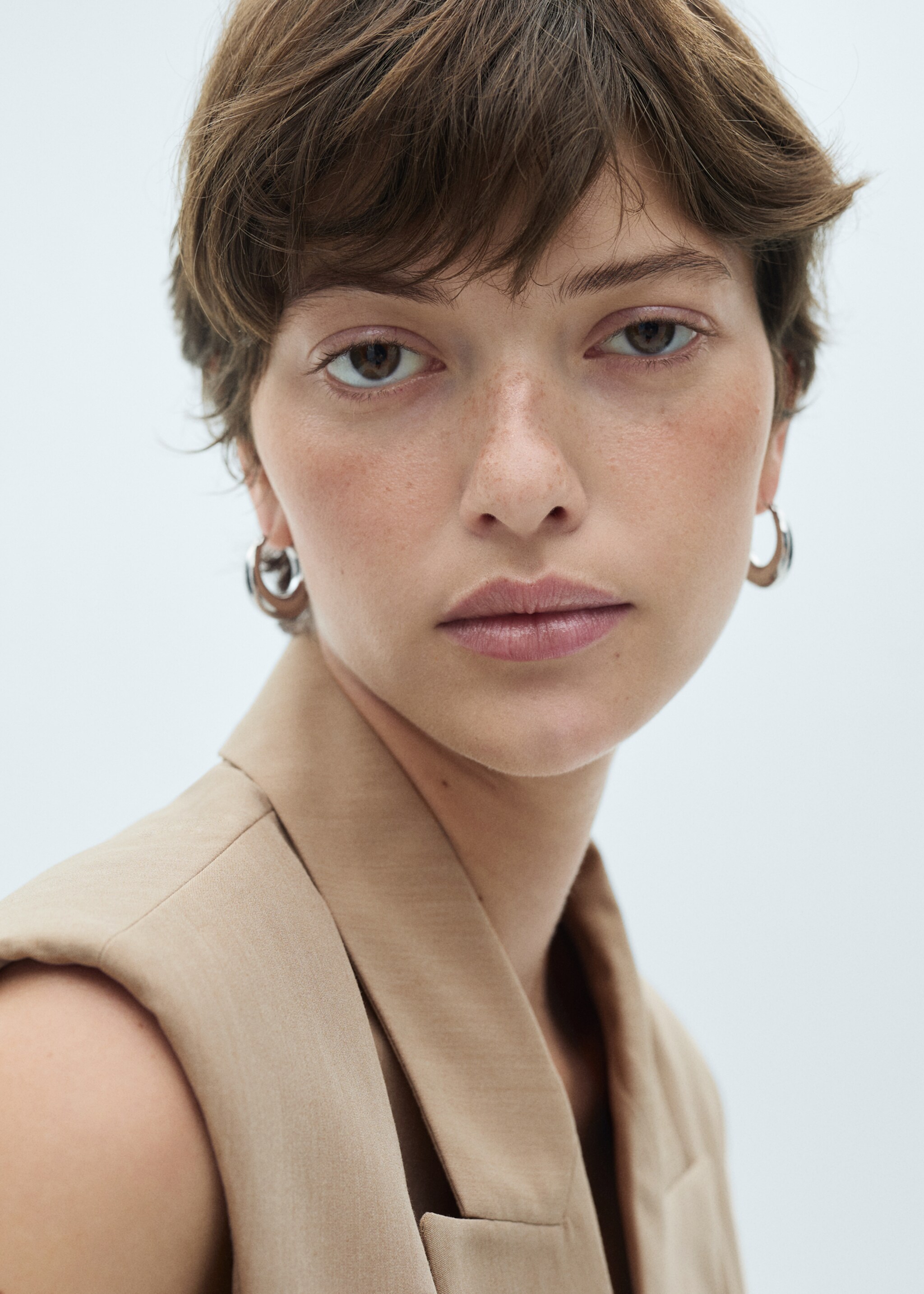 Suit waistcoat with lapels - Details of the article 1, Beige. Ref: 77087646-00.