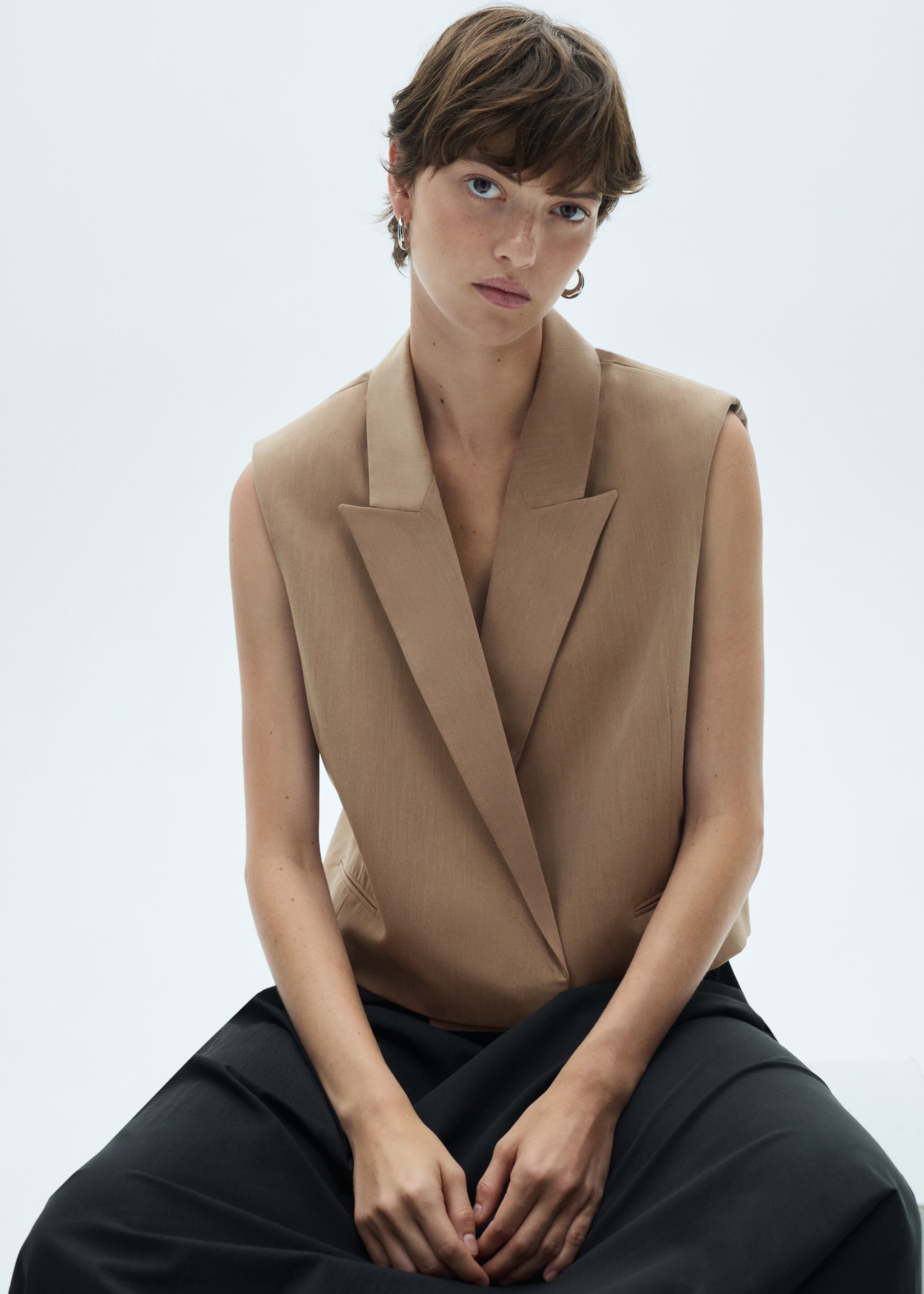 Suit waistcoat with lapels - Details of the article 2, Beige. Ref: 77087646-00.