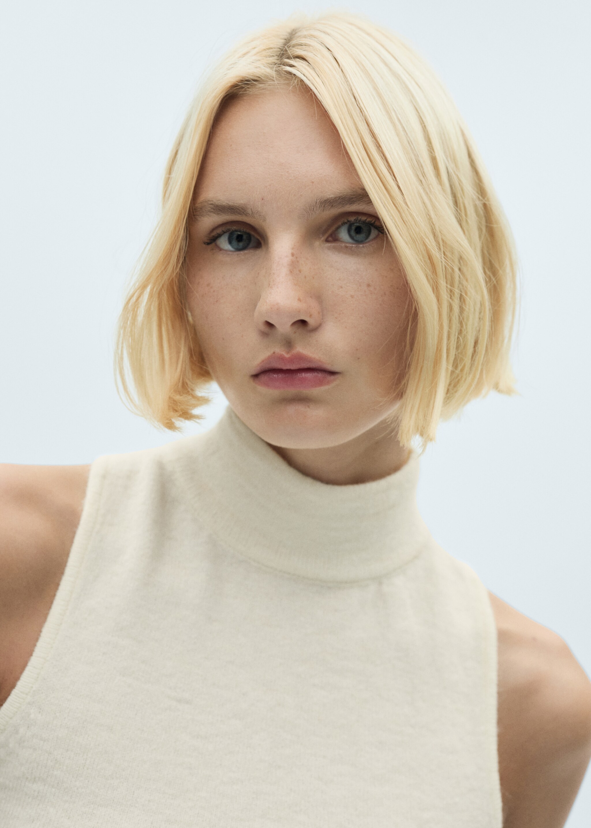 Open back knitted top - Details of the article 1, Ecru. Ref: 77087661-00.