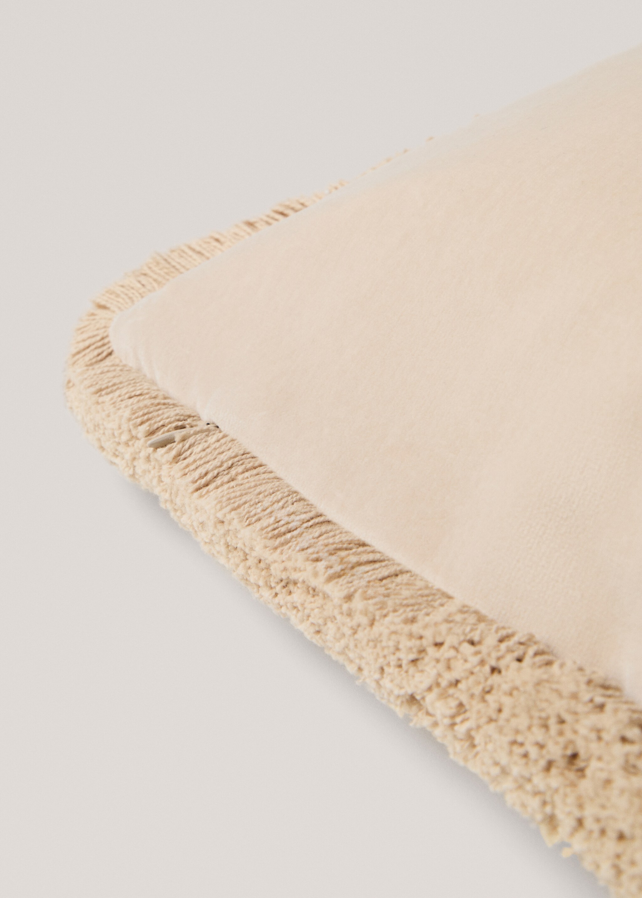 Kuddfodral i fransad sammet 45x45 cm - Detaljer om artikeln 1, Sand. Ref: 77087669-00.
