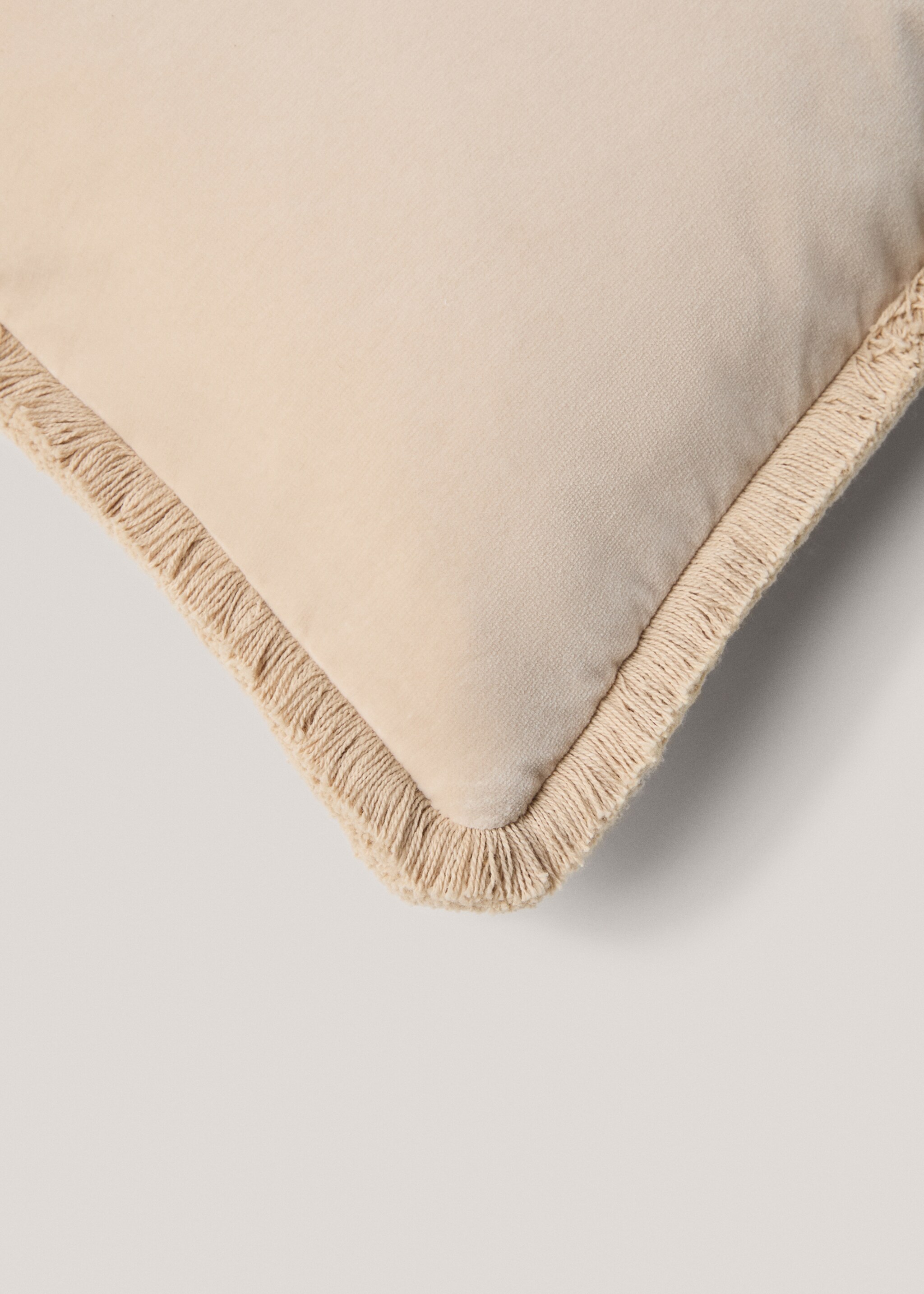 Kuddfodral i fransad sammet 45x45 cm - Detaljer om artikeln 2, Sand. Ref: 77087669-00.