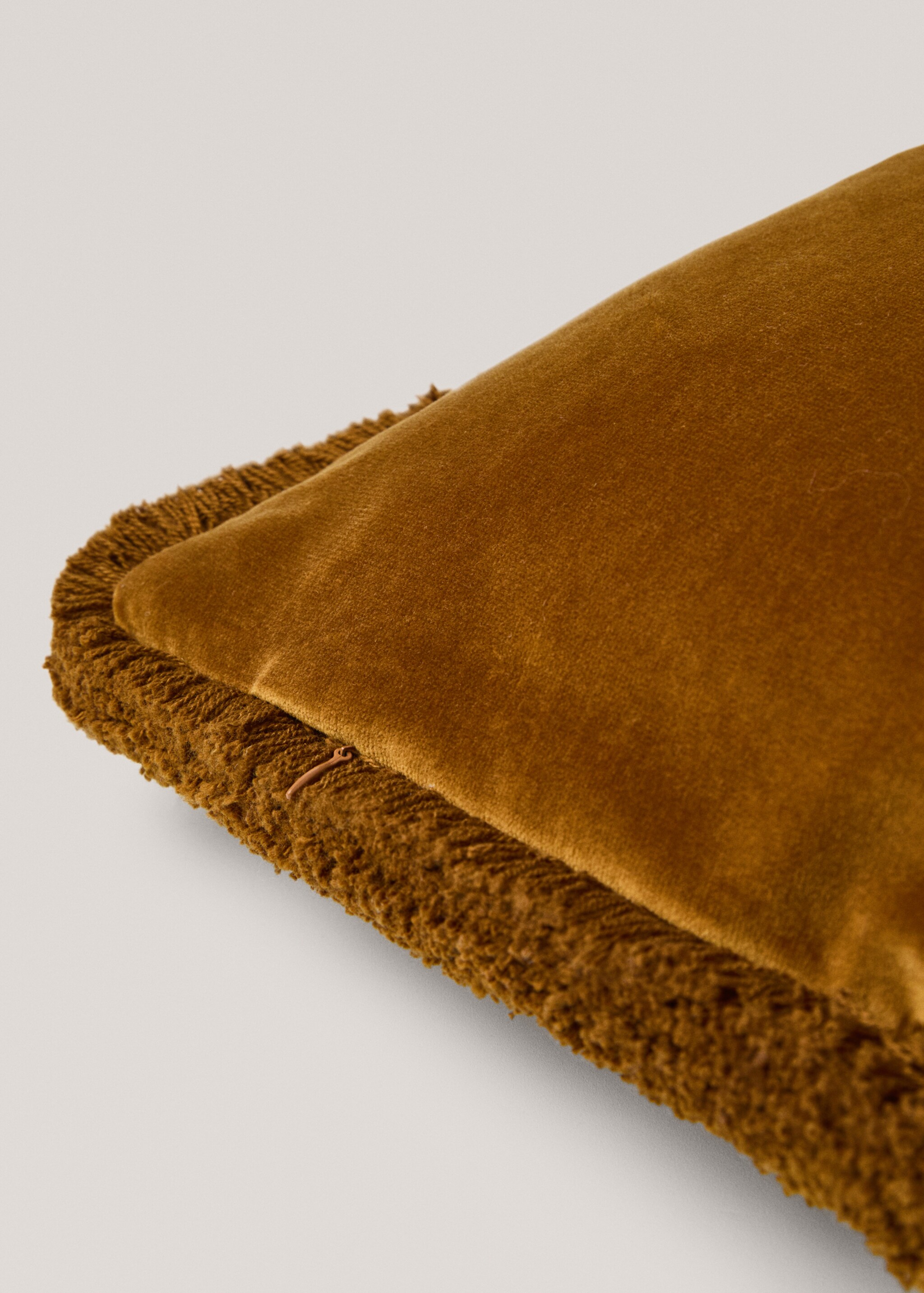 Fringed velvet cushion cover 45x45cm - Details of the article 1, Gold. Ref: 77087669-00.
