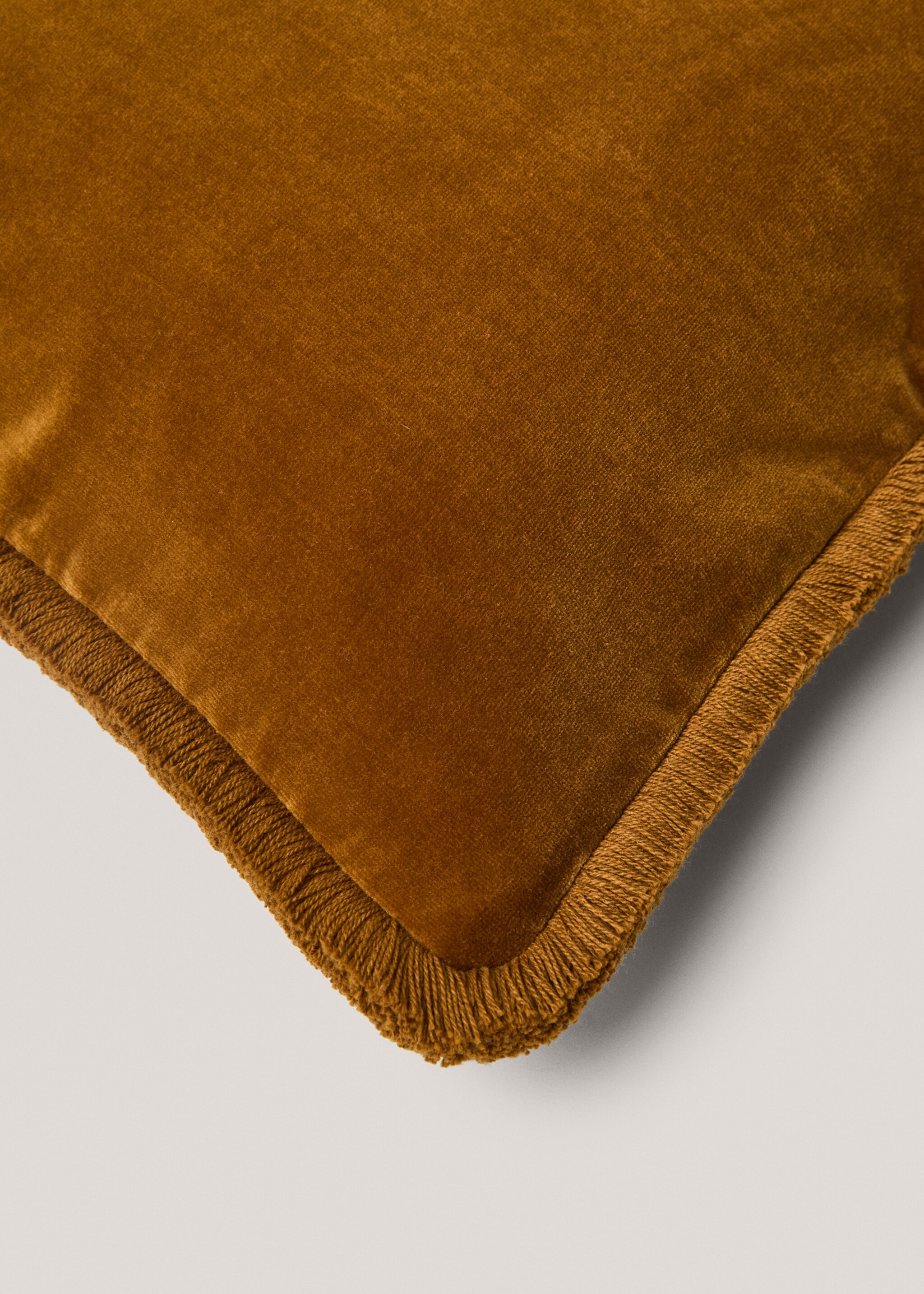 Fringed velvet cushion cover 45x45cm - Details of the article 2, Gold. Ref: 77087669-00.