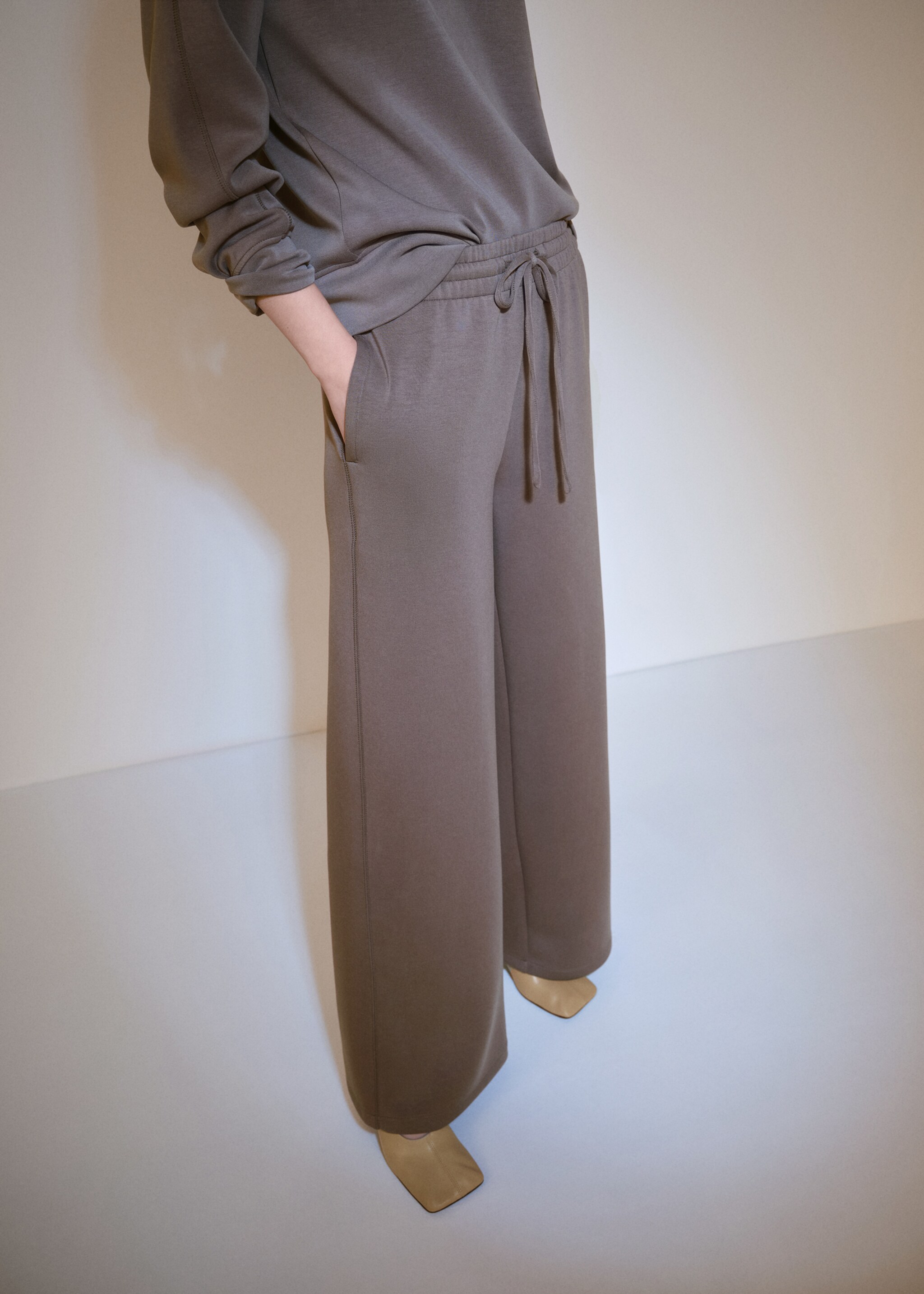 Jogger trousers with elastic waist - Medium plane, Medium Brown. Ref: 77087691-00.