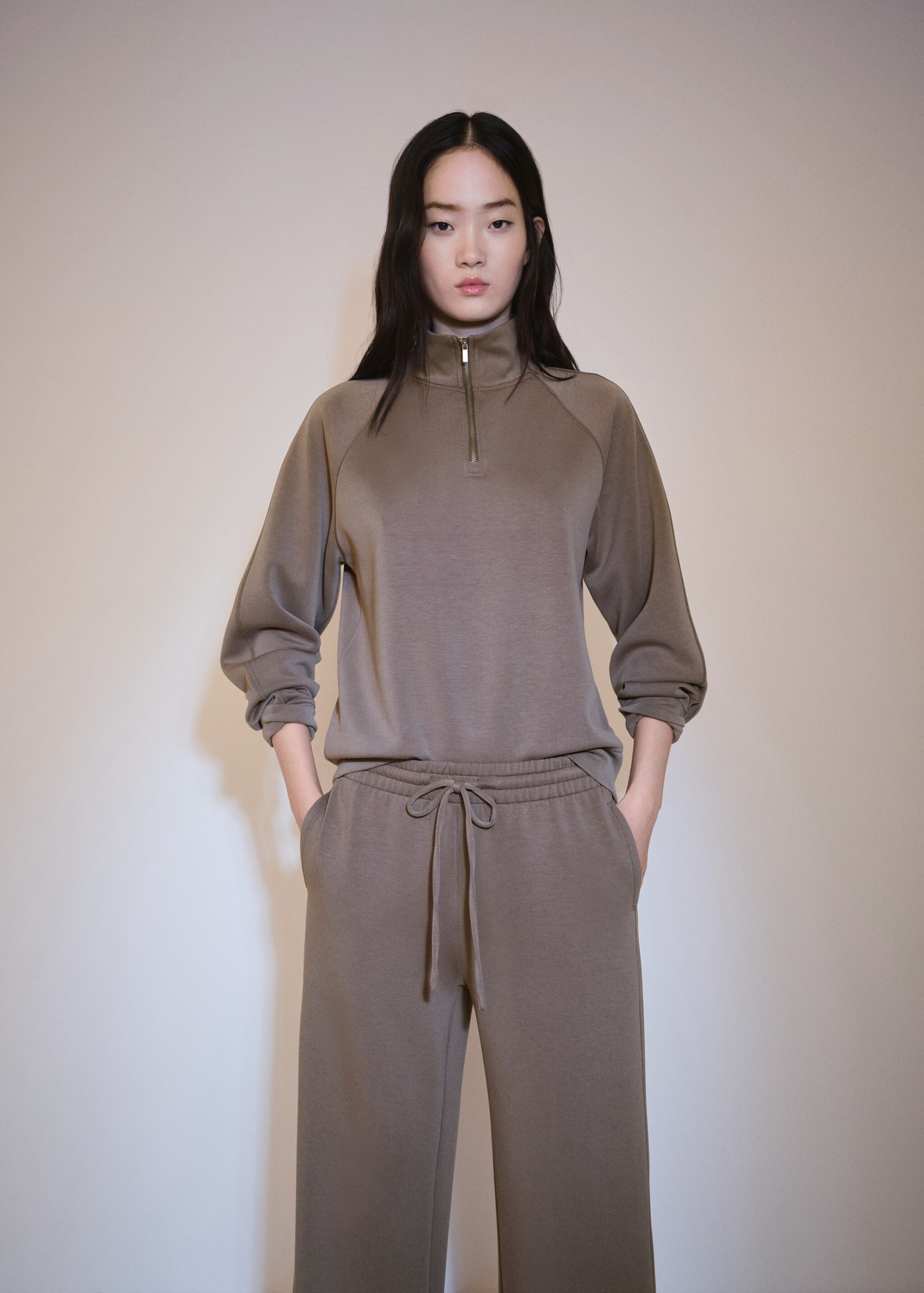 Jogger trousers with elastic waist - Details of the article 1, Medium Brown. Ref: 77087691-00.