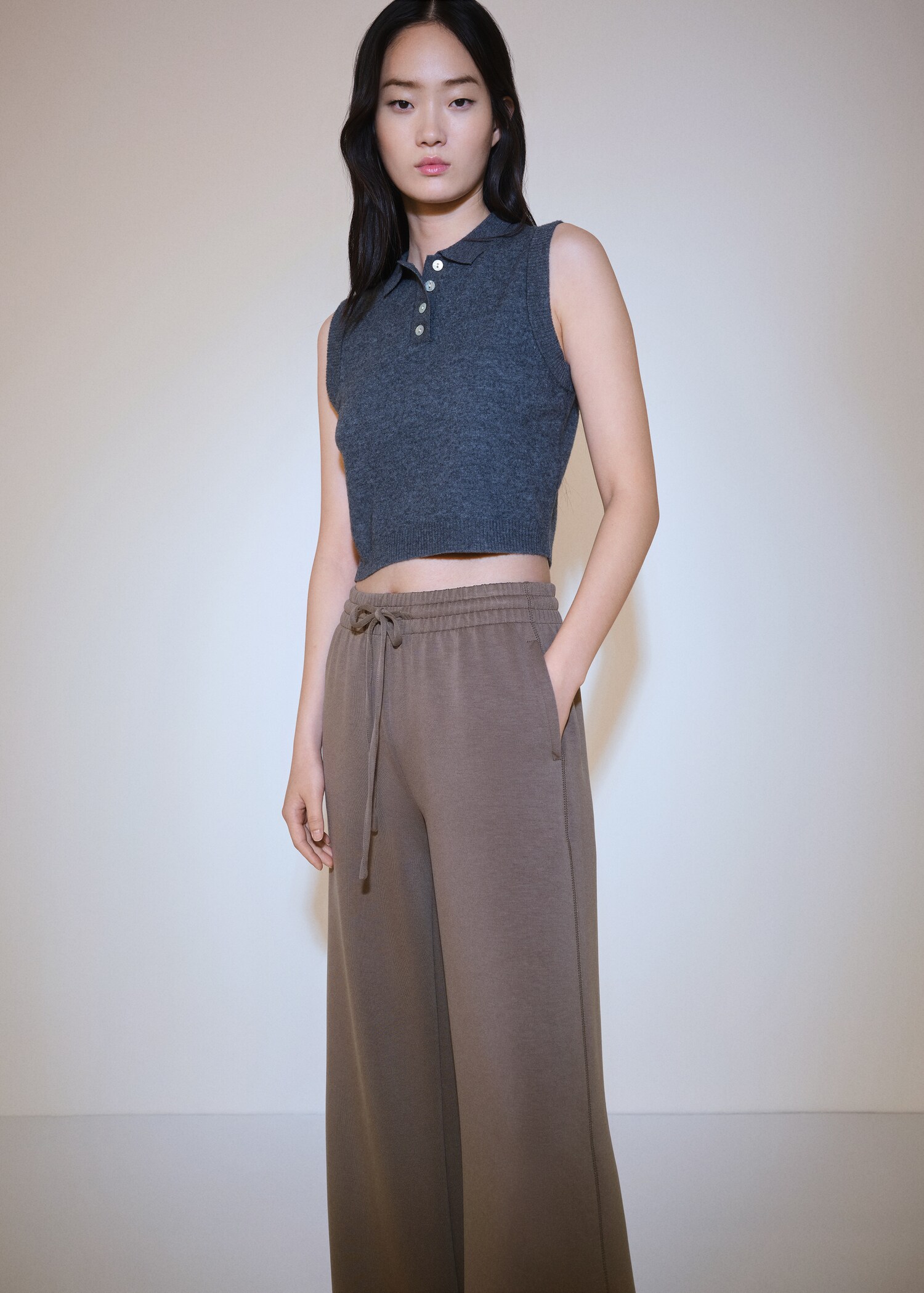 Jogger trousers with elastic waist - Details of the article 2