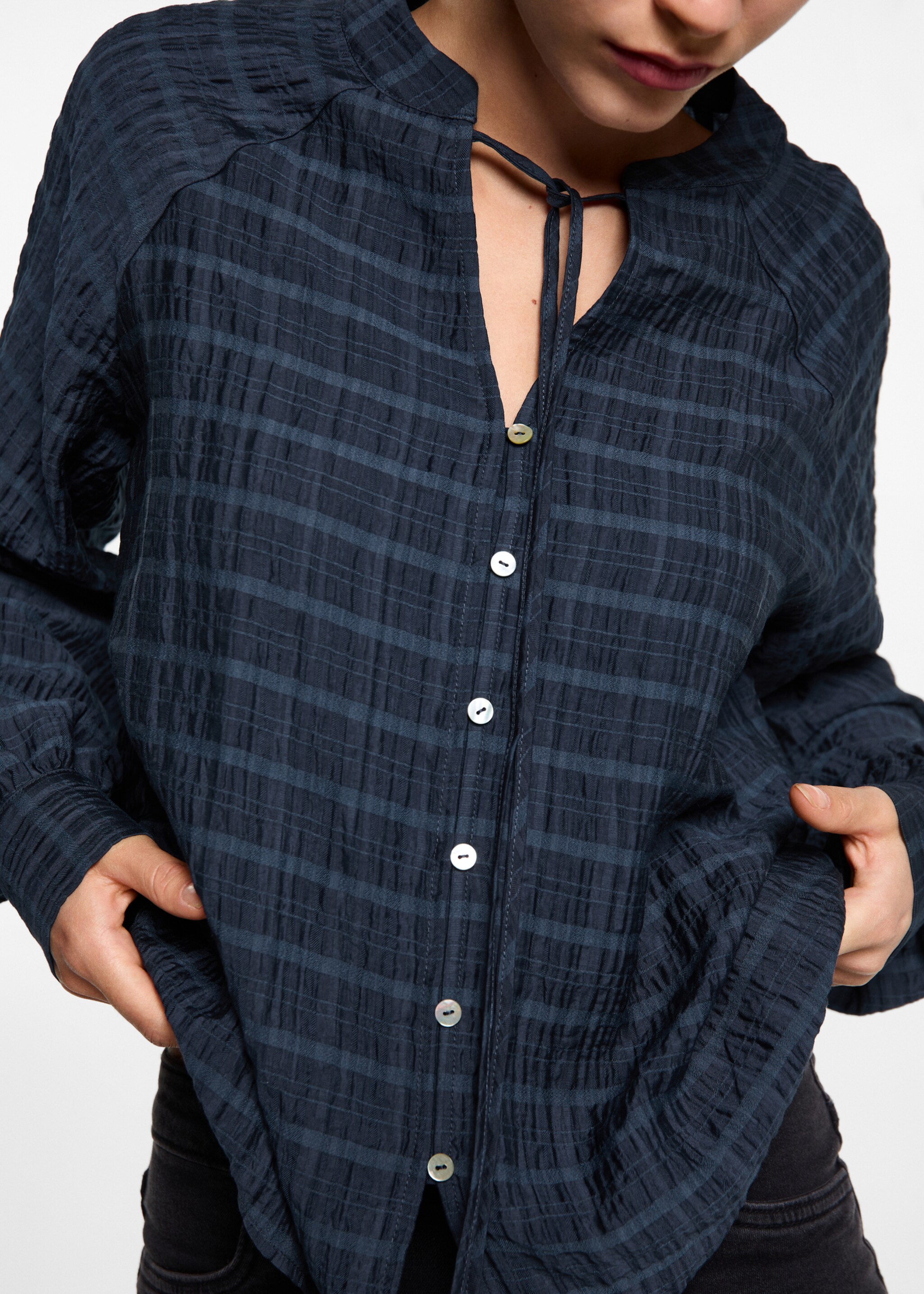 Bow check blouse - Details of the article 6, Dark Navy. Ref: 77087701-00.