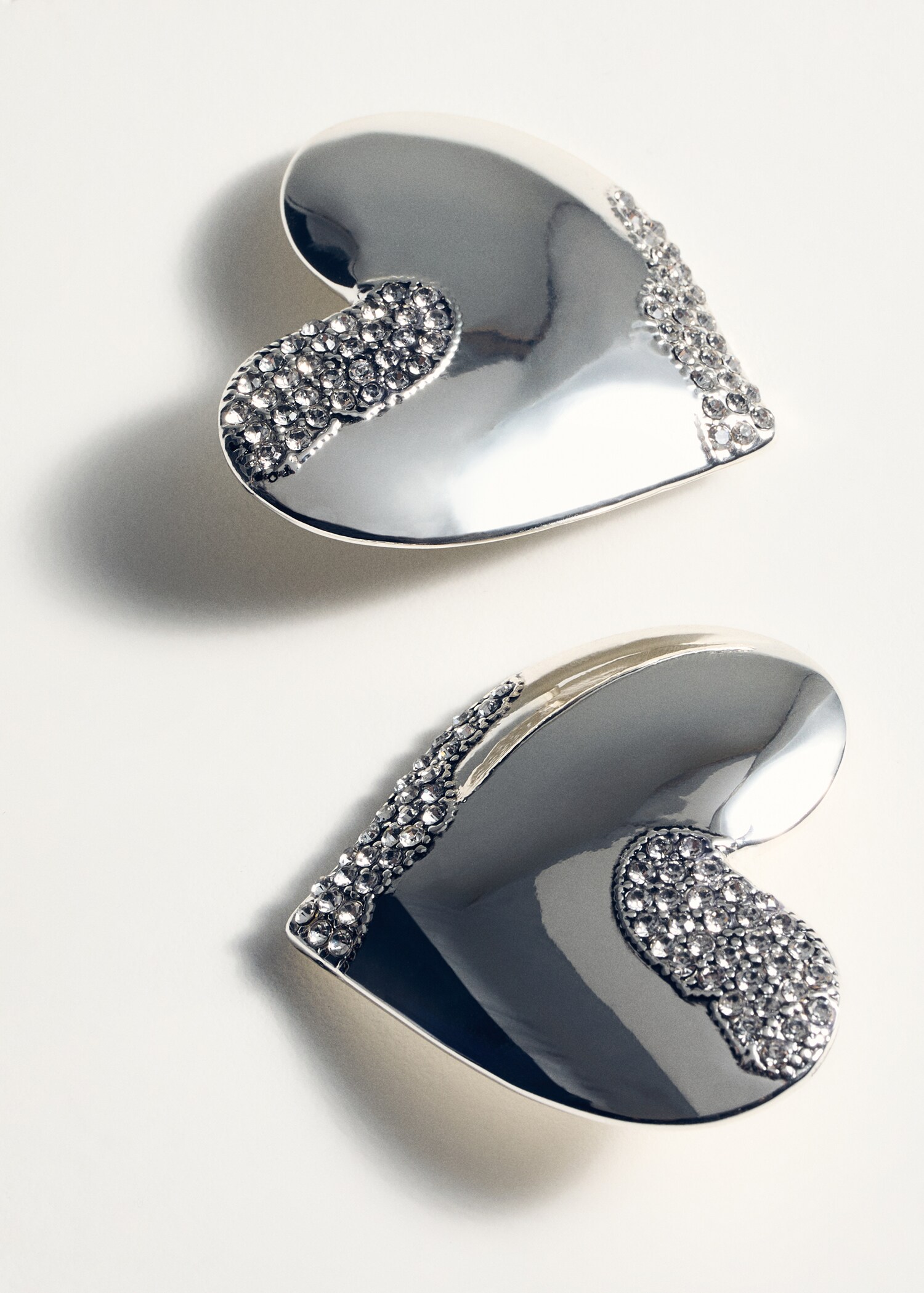 Rhinestone heart earrings - Details of the article 1