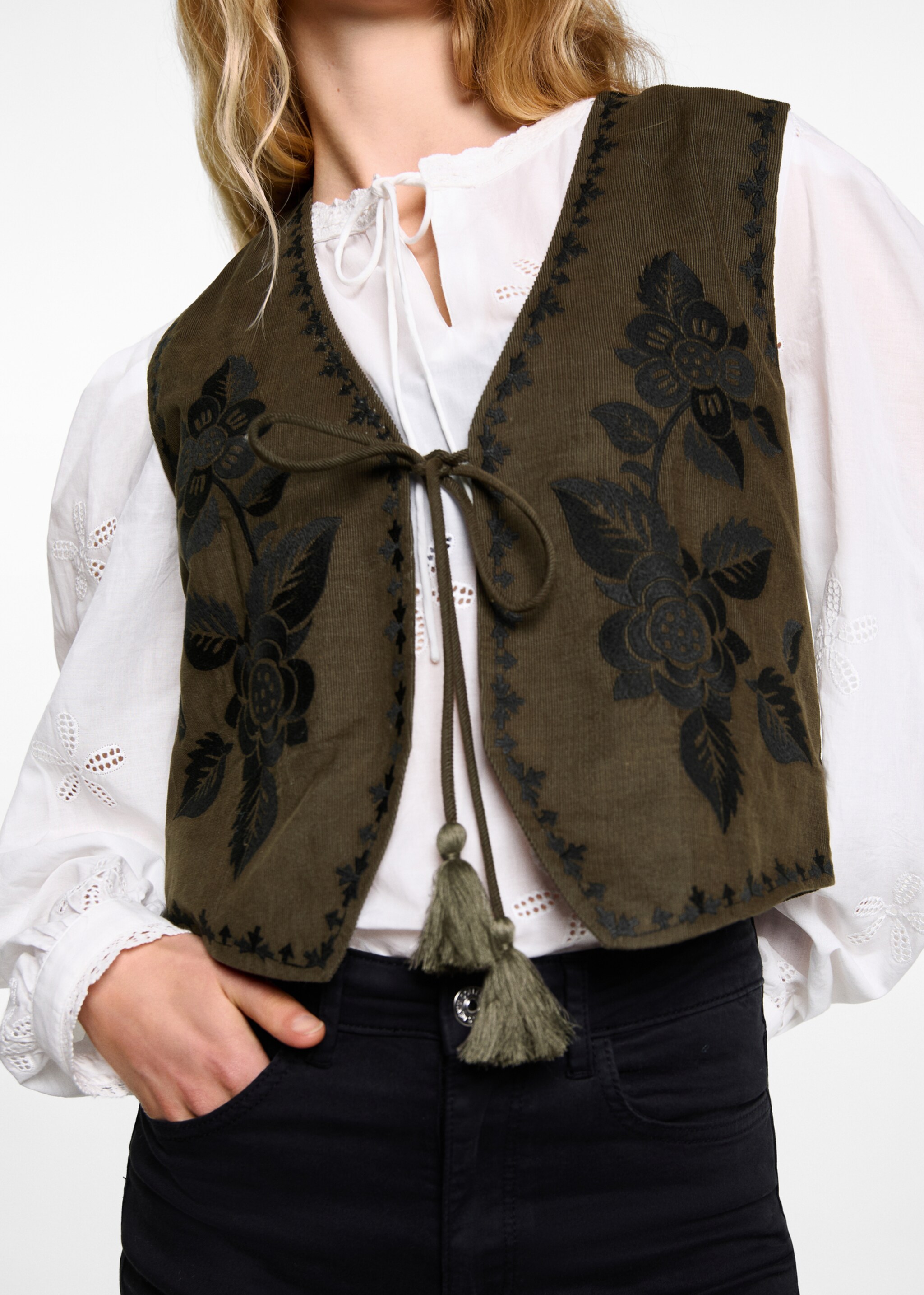 Floral-embroidered waistcoat - Details of the article 6, Forest Green. Ref: 77087710-00.
