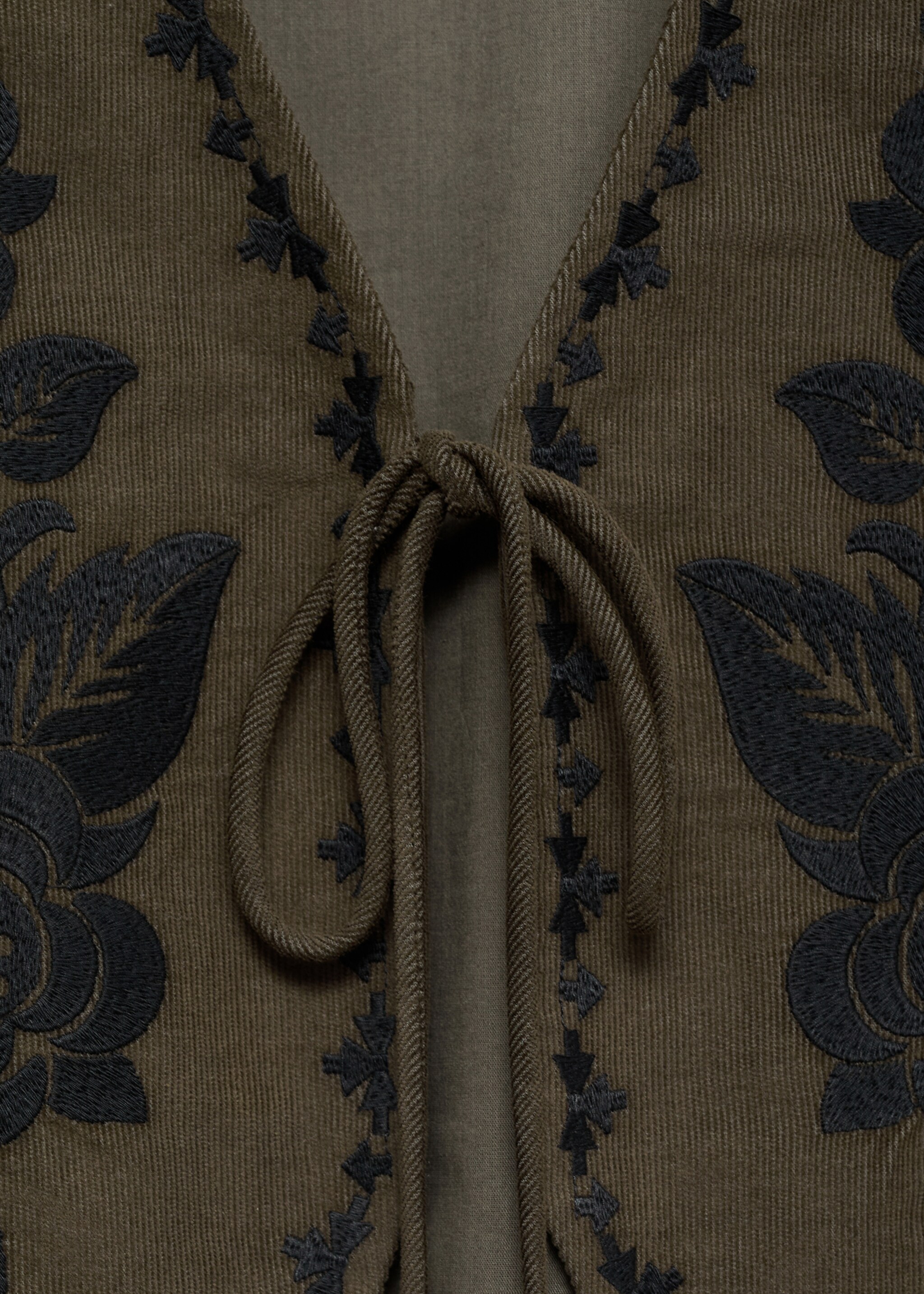 Floral-embroidered waistcoat - Details of the article 8, Forest Green. Ref: 77087710-00.