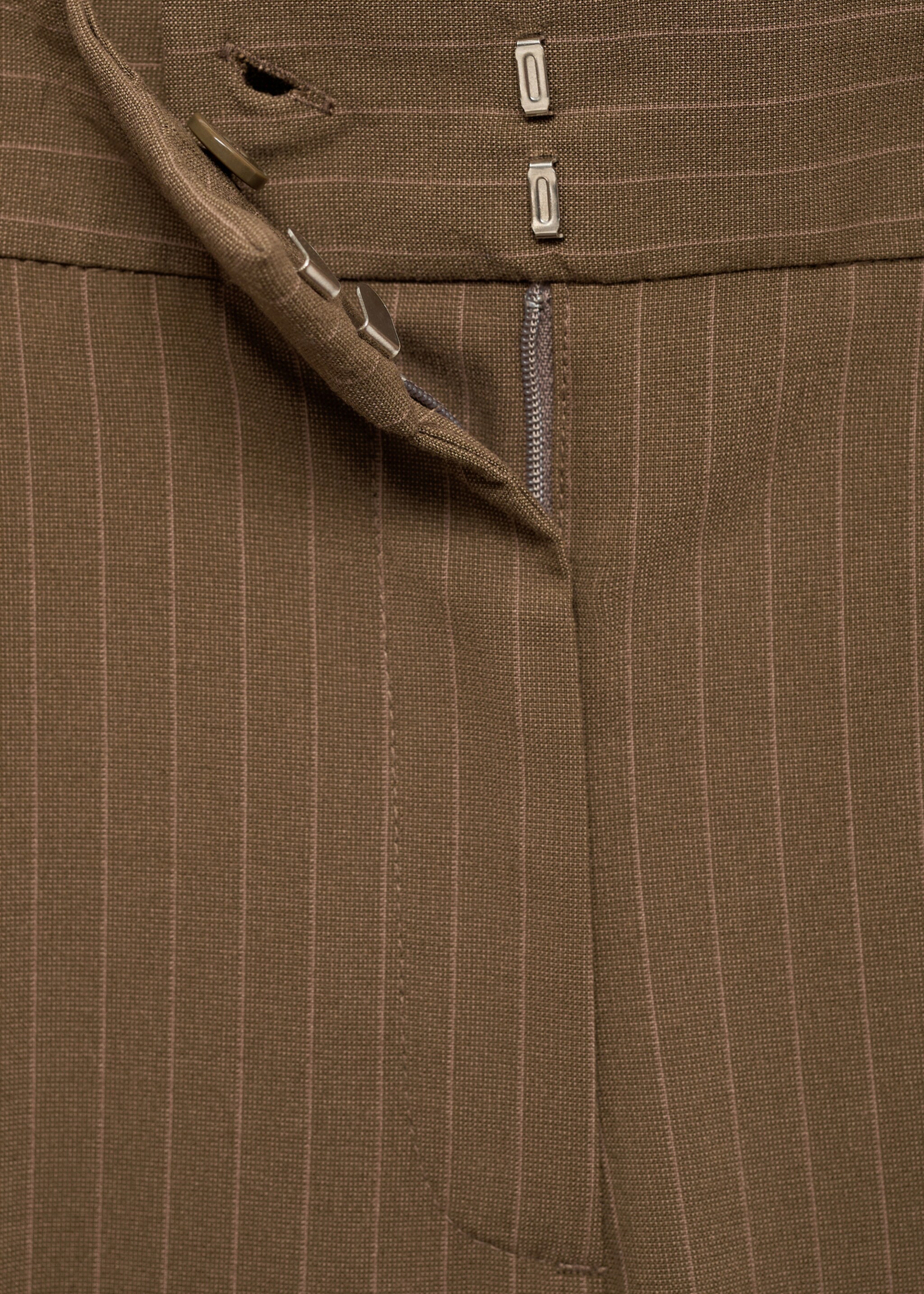Pantalon à fines rayures - Détail de l'article 0, Olive. Ref: 77087715-00.