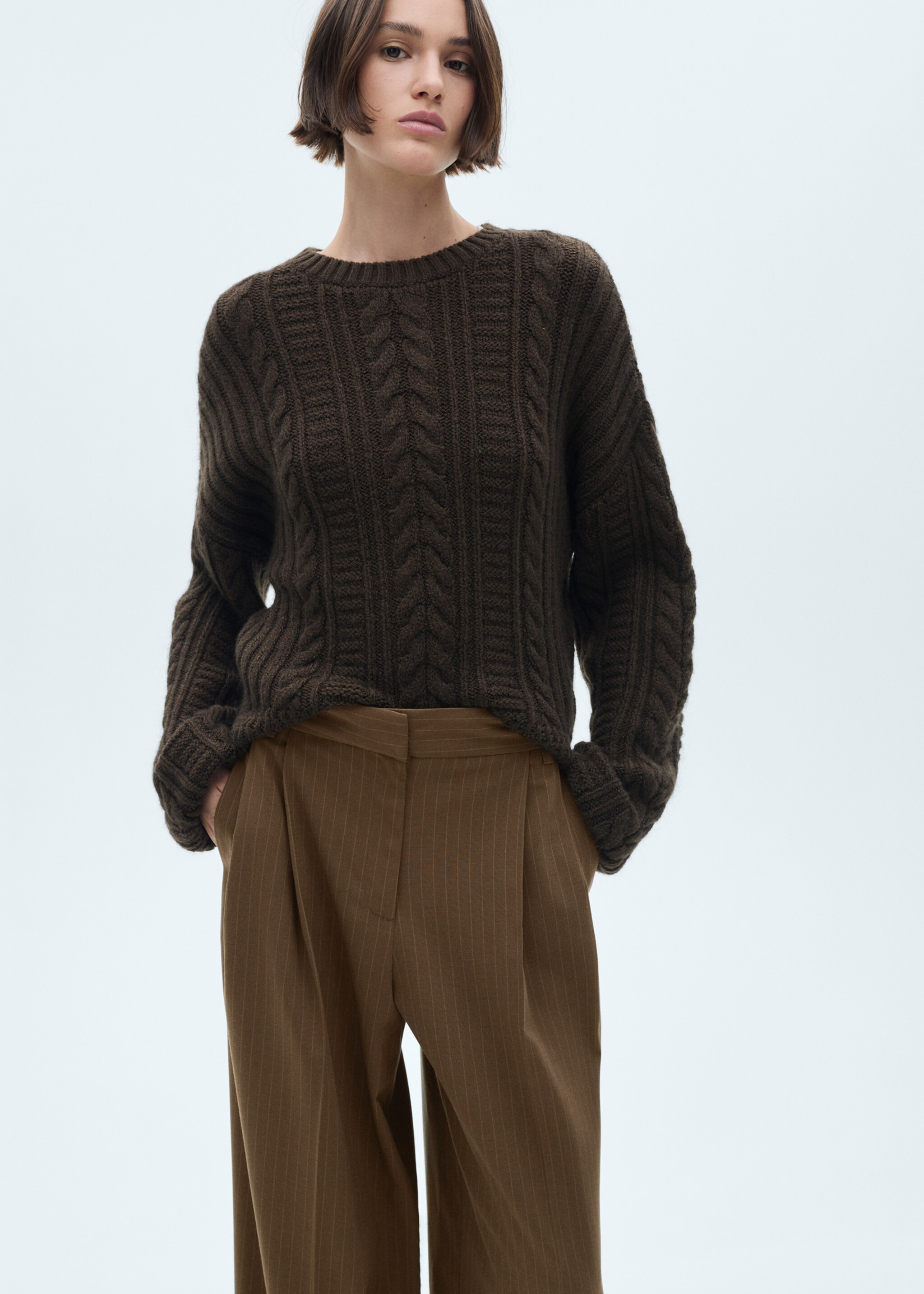 Pantalon à fines rayures - Détail de l'article 2, Olive. Ref: 77087715-00.
